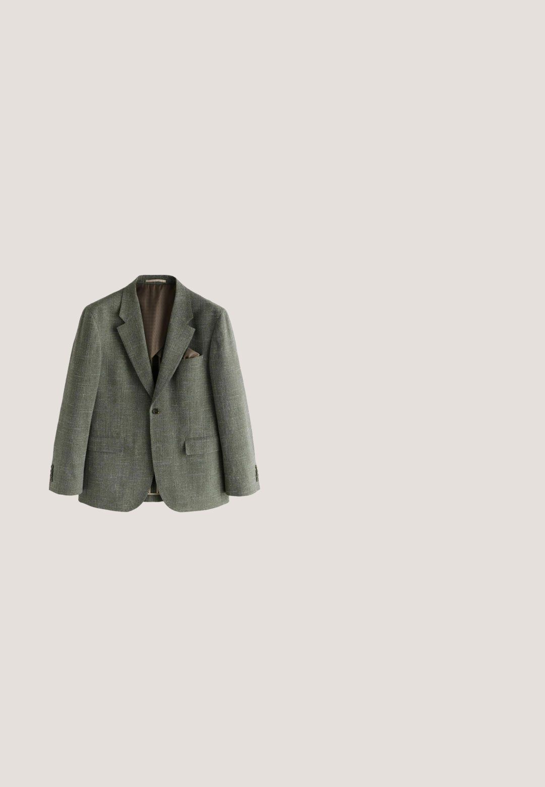 Grau texturierter Ein-Knopf-Blazer mit Kerbkragen, Pattentaschen und einer Brusttasche mit braunem Einstecktuch, innen gefüttert.; Ärmellose gestrickte Weste mit V-Ausschnitt, mit horizontalen Streifen in Grau, Gelb, Orange und Braun mit geometrischen Mustern.; Kurzärmliges Hemd aus leichtem Stoff mit weißem Grund und einem wiederkehrenden Blumenmuster in Rot und Grün. Mit Kragen und Knöpfen.; Braune Corduroyhosen mit geradem Schnitt, ausgestattet mit vorderen Falten, schrägen Taschen und einem einzelnen Knopfverschluss an der Taille.; Braune Leder-Derby-Schuhe mit einem Brogue-Design, spitzem Zeh und flacher Gummisohle. Aufwendige Perforationen entlang der Kanten.; Braune, abgenutzte Leder-Umhängetasche mit Tragegriff und verstellbarem Schulterriemen aus dunklem Stoff, minimaler Nahtführung und Klappenverschluss.