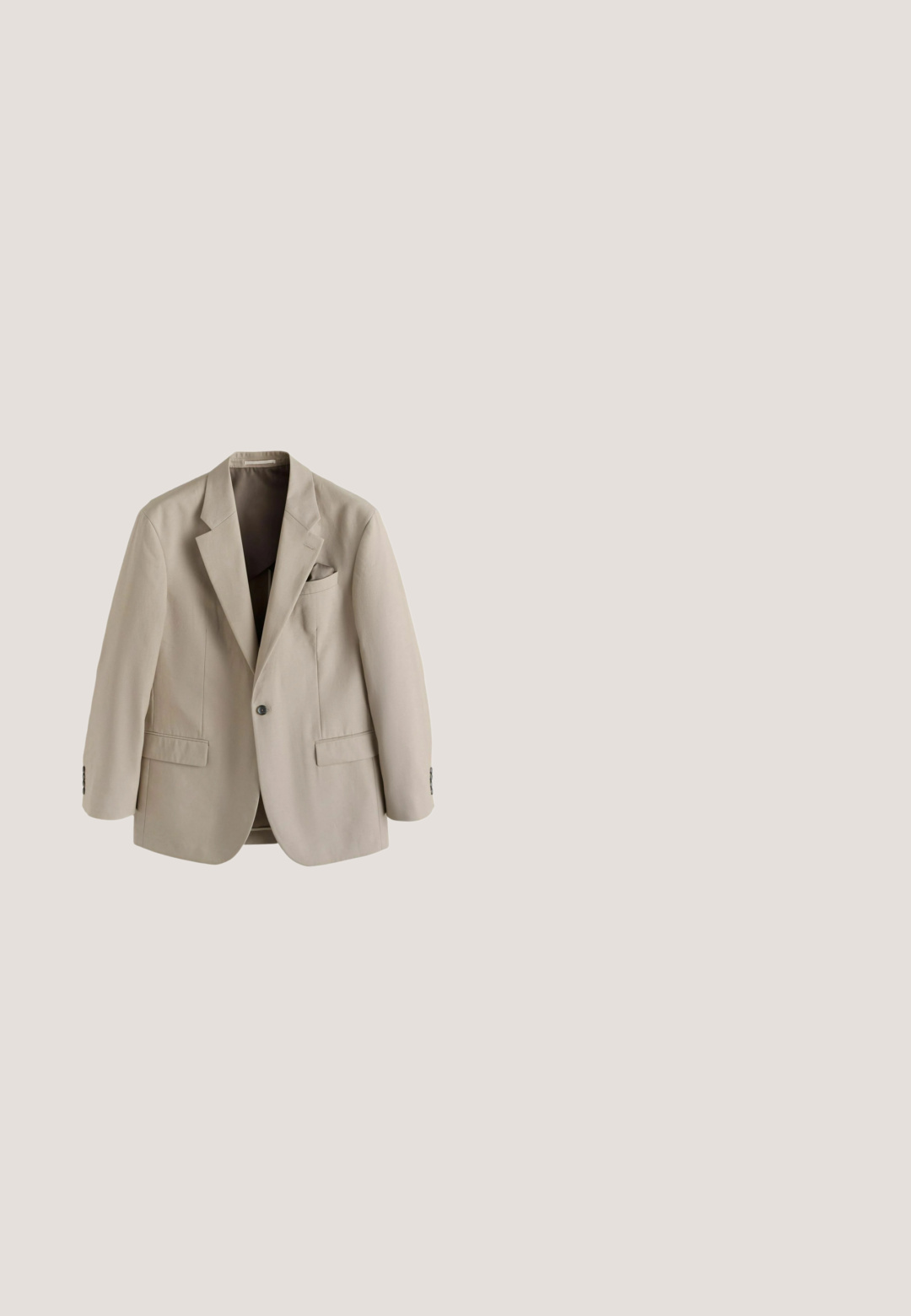 Blazer beige pour homme à un bouton, avec revers crantés, poches avant à rabat et une poche poitrine contenant un mouchoir assorti.; Pull à col rond taupe à manches longues avec col, poignets et ourlet côtelés, présenté sur un fond blanc.; Polo shirt beige, manches courtes, en tissu tricoté texturé, patte de boutonnage à trois boutons, col classique, motif subtil, coupe décontractée.; Pantalon beige droit décontracté avec fermeture avant par bouton et zip, passants de ceinture et poches latérales.; Baskets basses en cuir blanc avec lacets, suspendues en l'air au-dessus d'un tapis beige texturé, à proximité d'une table basse ronde en bois avec des livres.; Ceinture en cuir marron à texture lisse, boucle métallique rectangulaire argentée, avec plusieurs trous pour ajuster la taille.