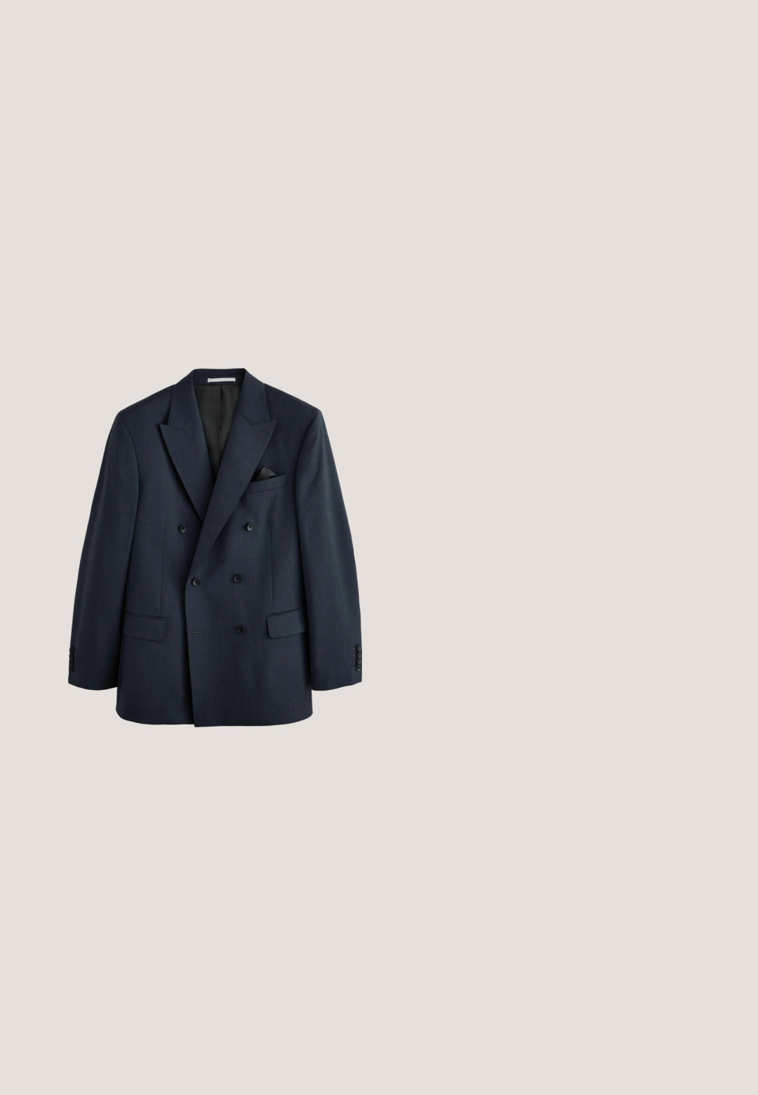 Mørk marineblå dobbeltradet blazer med seks knapper, hakkede revers, forlommer med klapper og et sort lommetørklæde i brystlommen.; Hvid skjorte med lange ærmer, almindelig krave og frontplade med beige knapper. Glat stof med tætsiddende pasform.; Mørkegrå uldbukser med en struktureret finish, en enkelt baglomme med sort knaplukning og bæltestropper i taljen.; Sorte læder loafers med en glat finish, rund tå, en dekorativ rem med guldhardware og en robust sort sål.; Rund sølvur med hvid urskive, sorte romertal, blå visere viser kl. 10:08, sort tekstureret læderrem og datovisning ved kl. 6.; Sort læderbælte med sølvfarvet rektangulært spænde og lille indgraveret "CK"-logo på spændet, rullet i en cirkulær form.