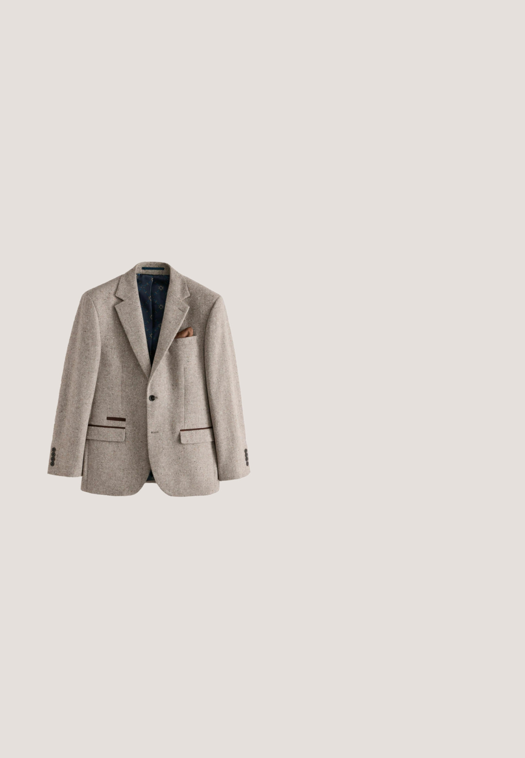 Blazer beige moteado con solapas de muesca, ribete marrón oscuro en los bolsillos, cierre de un botón y un pañuelo marrón en el bolsillo del pecho.; Suéter de punto trenzado color crema con cuello redondo, patrón texturizado y puños y dobladillo acanalados. Hecho de hilo suave y grueso.; Tejido de pana marrón con costillas verticales, textura suave y un color profundo y rico, adecuado para tapicería o ropa.; Zapato oxford de hombre marrón de cuero con diseño wingtip, detalles brogue y tacón de madera apilado, mostrado en perfil lateral sobre fondo blanco.; Bufanda de lana marrón y beige con cuadros, con extremos con flecos y un sutil texto bordado cerca del borde inferior sobre un fondo liso.; Bolso mensajero de cuero marrón desgastado con asa superior y correa de hombro ajustable de tela oscura, con costuras mínimas y cierre de solapa.