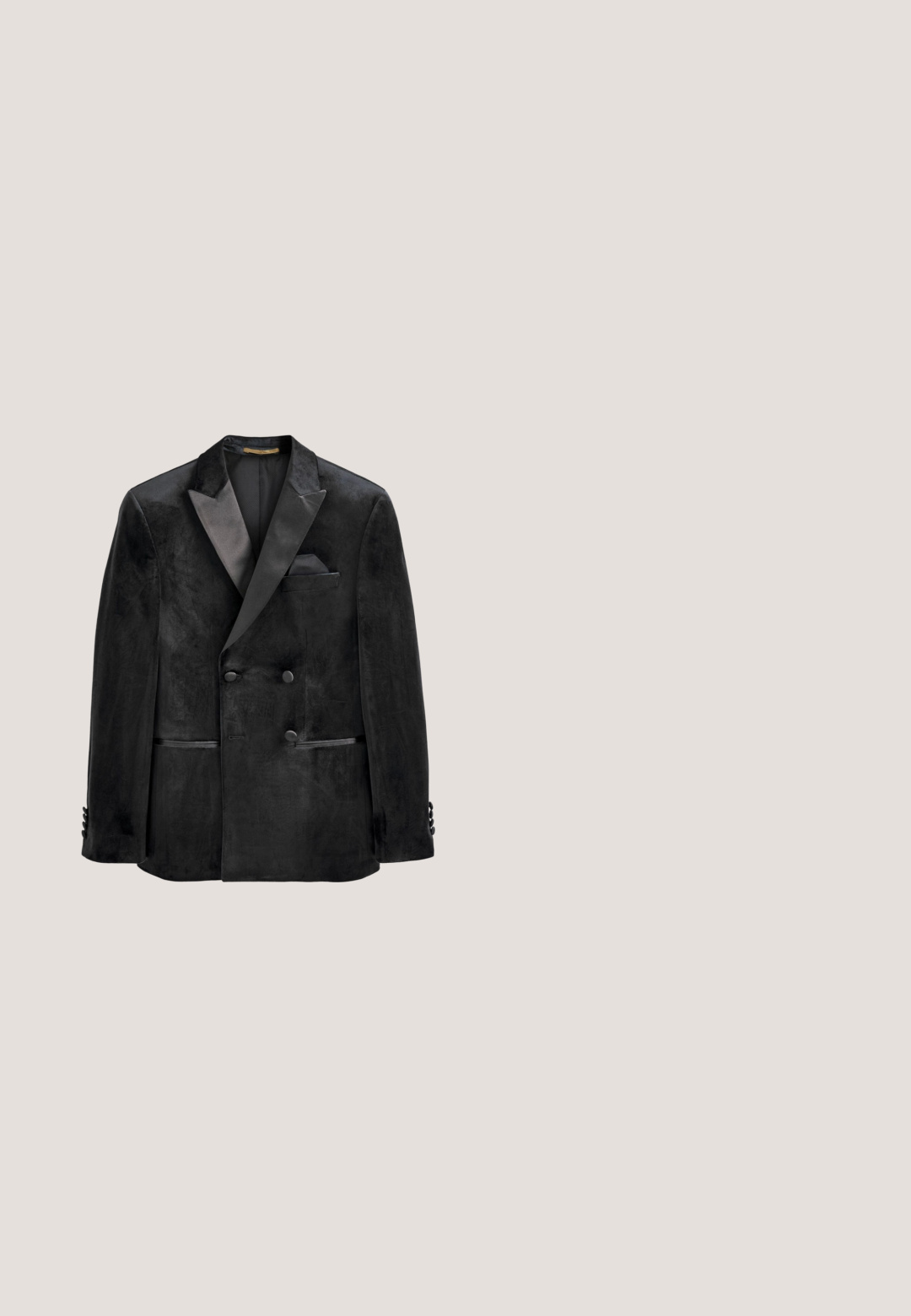 Blazer negro de terciopelo con solapas de satén, botones de doble botonadura, bolsillos frontales y un acabado texturizado. Incluye un pañuelo de bolsillo.; Camisa blanca de botones con un panel frontal plisado, cuello y mangas largas, confeccionada en suave tela de algodón.; Pantalones negros de tela suave con cintura ajustable, diseño de pierna recta y dobladillo simple sin bolsillos ni adornos.; Zapato de vestir de cuero negro con acabado brillante, punta redonda, cinco ojales para cordones y tacón bajo. Textura suave y diseño minimalista.; Pajarita negra hecha de tela texturizada, con una forma de lazo clásica y un nudo central. Correa ajustable para un ajuste seguro.; Cinturón negro de cuero brillante con hebilla de metal plateado, enrollado sobre un fondo blanco.