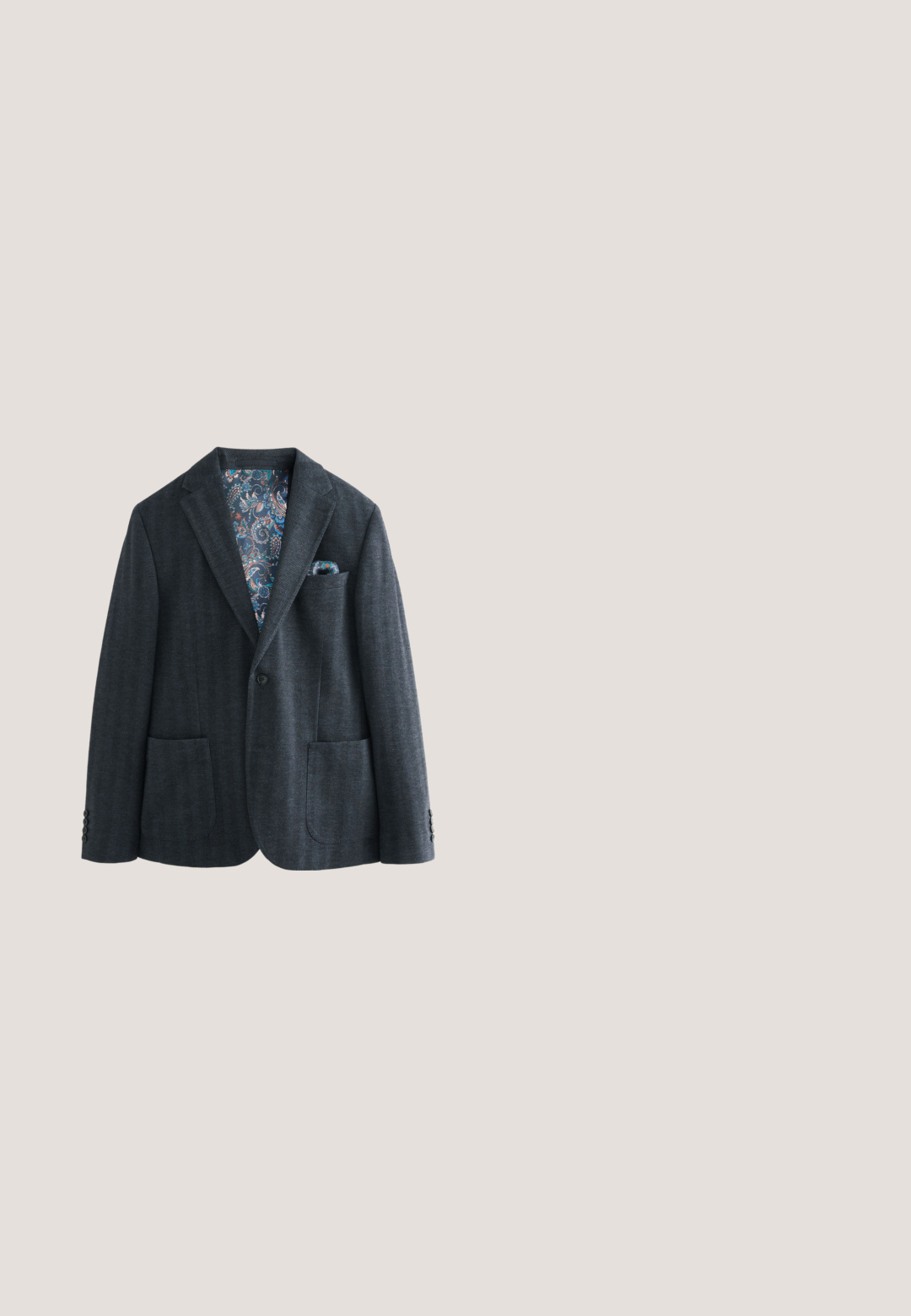 Donkergrijze herringbone blazer met notch-lapels, twee voorzakken en een kleurrijke paisley-gepatroneerde voering. Voorzijde knoopsluiting.;  Lichtblauw langharig overhemd met knopen, voorzien van witte verticale strepen, een enkele borstzak en een klassieke kraag. Glad stoftextuur.; Grijze op maat gemaakte broeken met een subtiele ruitpatroon, voor plooien, zijzakken en een sluiting met één knoop bij de taille.; Herenbruine leren loafer met kwastjes, stikdetails en een lage zwarte opgestapelde hak, van opzij weergegeven tegen een witte achtergrond.; Bruine leren schoudertas met een flap-sluiting, zilveren hardware, twee frontgespen en een afneembare schouderband. Glad textuur.; Bruine leren riem met een gladde textuur, rechthoekige metalen gesp en een drukknoopsluiting. Heeft een eenvoudig, onopgesmukt ontwerp.