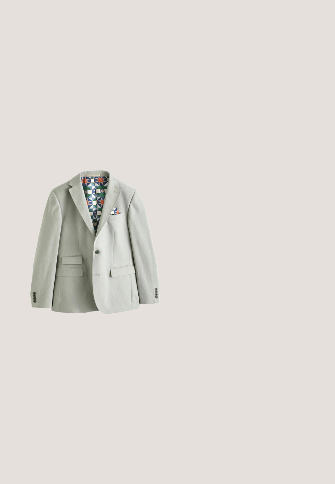 Lys grå blazer med spids lapel, to frontlommer, enkelt knaplukning og mønstret blå, grøn og orange foring.; Linned kortærmet skjorte med lysegrå lodrette striber på hvid baggrund, klassisk krave og knaplukning foran.; Olivengrønne bomuldsshorts med opsmøg og et flerfarvet vævet bælte. Har frontlommer og en knaplukning.; Herrebrun lædersandal med krydsede remme og sort sål, vist i profil mod hvid baggrund.; Sorte halvrandede solbriller med mørke rektangulære linser og tynd sølvfarvet metalbro, vist mod en hvid baggrund.; Blå denim-tote-taske med to håndtag, med hvid kursiv tekst, der lyder "Maison Kitsuné Palais Royal 75001 Paris, Frankrig."