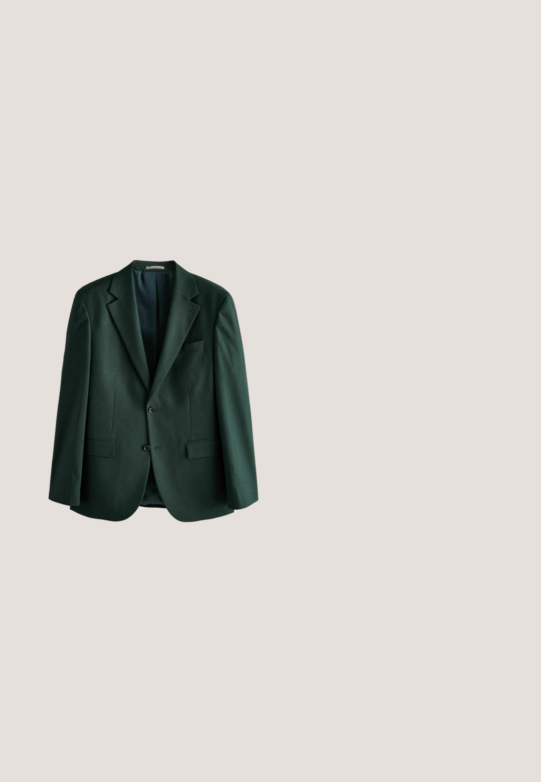 Donkergroene blazer van wol, met een gelapte revers, twee knopen en twee voorzakken. Soepele textuur met een gevoerde binnenkant.; Donkergroene, lange mouwen, overhemd met knopen, voorzien van een kraag en manchetten, effen ontwerp, zes knopen aan de voorkant.; Donkergroene op maat gemaakte broek met een gladde stoffen afwerking. Voorzien van zijzakken en een enkele knoopsluiting bij de taille. Recht model.; Groene suède loafers in moccasinstijl, met stikselaccenten en een zwarte rubberen zool. De zijaanzicht benadrukt de ronde neus en het ontbreken van veters.; Donkergroene gestreepte stropdas opgerold, met paarse en gele diagonale strepen op een neutrale achtergrond.; Zwarte leren riem met rechthoekige zilveren gesp en gegraveerde merknaam op de lus van de gesp, plat weergegeven tegen een witte achtergrond.