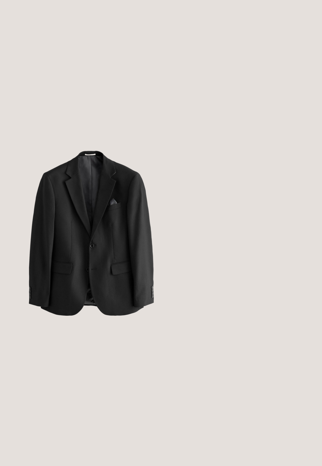 Blazer negro de hombre de un solo botón con solapas con muesca, dos botones, bolsillos con solapa y un bolsillo en el pecho con un pañuelo de bolsillo oscuro.; Camisa negra de manga larga hecha de una tela suave, con frente abotonado, cuello y un discreto logo bordado en el pecho.; Pantalones negros ajustados con un acabado texturizado, que presentan bolsillos laterales, un corte recto y una cinturilla suave para un aspecto pulido.; Zapato de vestir para hombre de cuero negro pulido con cordones cerrados y tacón bajo, mostrado de perfil sobre fondo blanco.; Pajarita azul marino con pequeños lunares verdes. Confeccionada en tejido suave, presenta una forma de mariposa clásica y una cinta ajustable.; Cinturón de cuero negro con un acabado texturizado, que presenta una hebilla metálica rectangular en negro mate. Siete agujeros ajustables para el tamaño.
