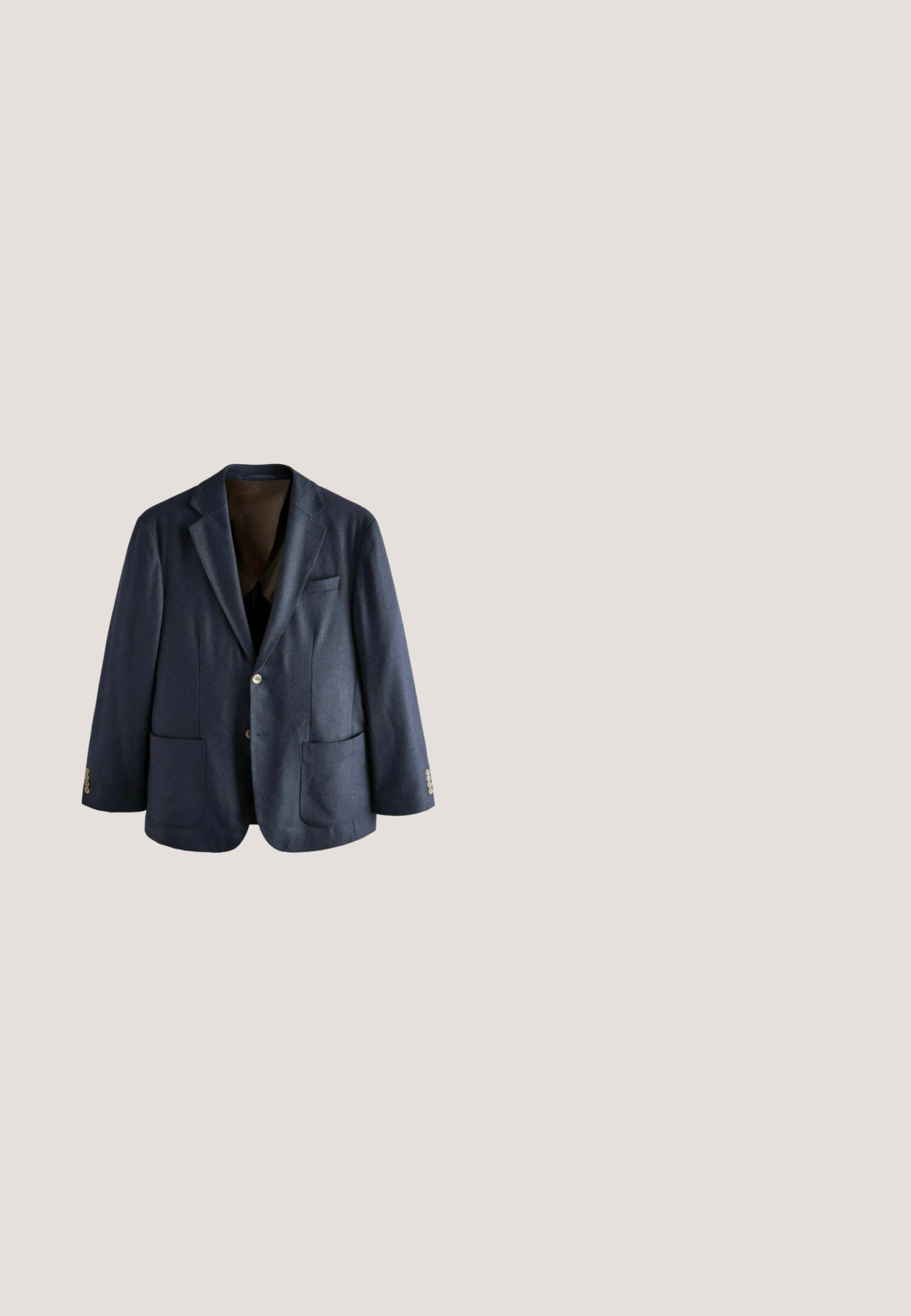 Mørkeblå blazer med påsat revers, to forreste lommer, en-knaps lukning og kontrastfyldt brun indvendig foring.; Solid SDMALCOLM - Striktrøje - pristine; Hvid langærmet skjorte lavet af bomuld med krave og knapper, der har en brystlomme og et lille gult logo på venstre side.; Khaki chinos med lige snit, der har to frontfolder, knaplukning og sidelommer. Fremstillet af en glat bomuldsblanding.; Brun herre loafer i læder med metalbitdetalje, rundet snude og lav stacket hæl, vist i sideprofil på hvid baggrund.; Brun læderbælte med en glat overflade, sølvmetal spænde og en snap-detalje. Har et klassisk design med rene kanter.