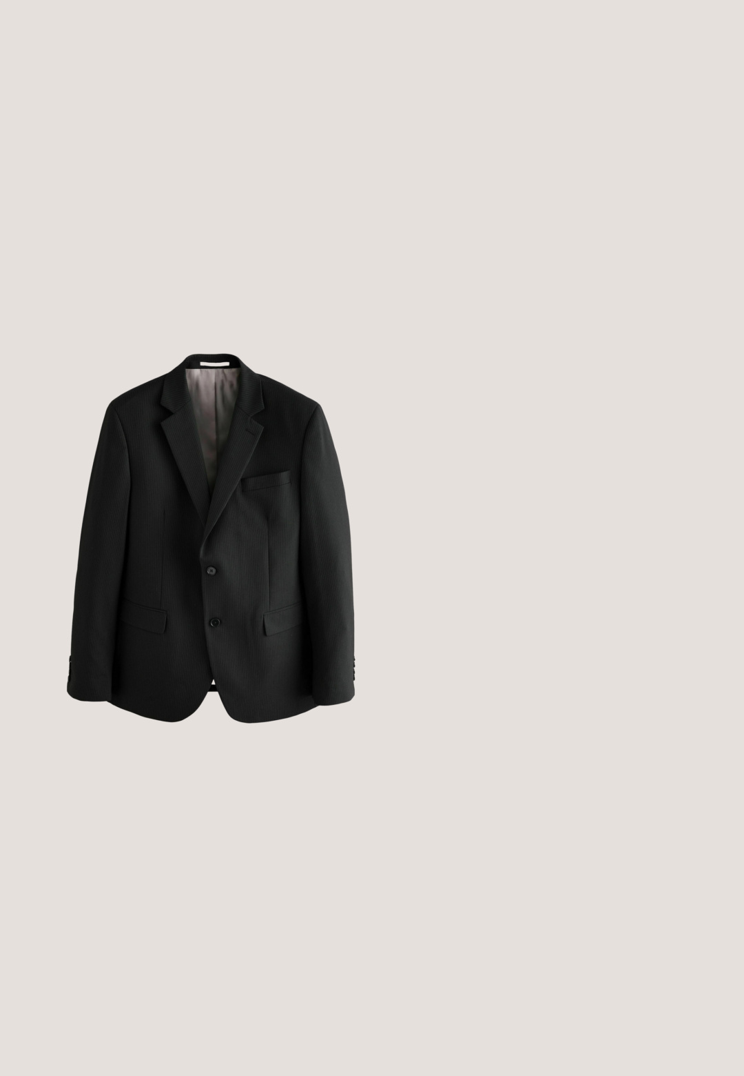 Zwarte geruite colbert met ingesneden revers, twee knopen en twee voorzakken. Gevoerde binnenkant, gestructureerde stof, klassiek tailormodel.; Next EASY CARE REGULAR FIT DOUBLE CUFF - Overhemd - black; Zwarte broek van gladde stof, met een rechte voorkant, twee zakken aan de voorkant en een enkele achterzak met knoopsluiting.; Zwarte instaplaars van leer met een gladde textuur, voorzien van een ronde neus en een flexibele rubberen zool. Minimalistisch ontwerp zonder metalen onderdelen.; Zwarte leren toilettas met een bovenste rits en een voorvak met rits, voorzien van een zijhandvat.; Zwarte leren riem met een gestructureerde afwerking, voorzien van een zilveren metalen gesp en meerdere verstelgaten. Klassiek ontwerp met een gladde rand.