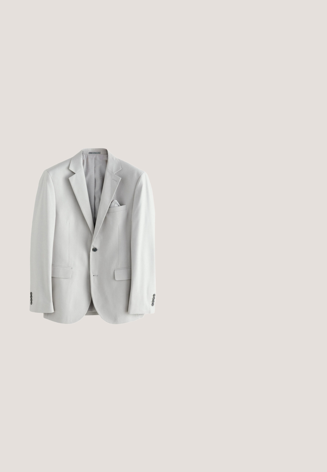 Lichtgrijs herenblazer met een knoopsluiting, met inkeping revers, twee klepzakken aan de voorkant, een borstzak met pochet en knoopmanchetten.; Beige en wit gestreepte gebreide cardigan met lange mouwen, knopen aan de voorkant, twee zakken en een kleine bloemenpatch op de borst.; Wit overhemd met lange mouwen, knoopsluiting, verticale marineblauwe strepen en een borstzak, afgebeeld op een effen witte achtergrond.; Lichtbeige linnenbroek met plooien aan de voorkant, zijzakken en een zwarte gevlochten riem met zilveren gesp op een witte achtergrond.; Donkerbruine herenloafer van suède met een penny-bandje en een contrasterende lichtbruine zool, getoond vanaf de buitenkant op een witte achtergrond.; Bruine lederen riem met een zilveren rechthoekige gesp, gladde textuur en een enkele metalen drukknoop nabij het einde.