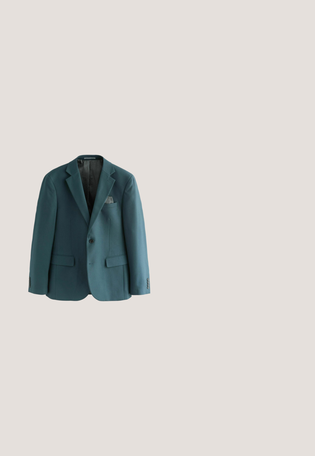 Teal blazer met een textuur aan de buitenkant en een gladde grijze patroonvoering. Opvallende details zijn de notched lapel en de sluiting met één knop.; Lichtgrijs overhemd met korte mouwen en knopen, een campkraag en witte in elkaar grijpende golfpatronen op de mouwen en zoom.; Zwarte gebreide shorts met verticale strepen en een trekkoord in de taille, ontworpen voor casual gebruik.; Zwarte leren klompen met een ronde neus, lage hak en instapontwerp. Kenmerkt zich door een gladde textuur en subtiele stikseldetails op de bovenkant.; Zonnebril van zwart metaal met achthoekige monturen, donkergrijze glazen, doorzichtige neuskussentjes en slanke zwarte pootjes.; Zilveren schakelarmband met visgraatpatroon en karabijnsluiting, weergegeven op een effen witte achtergrond.