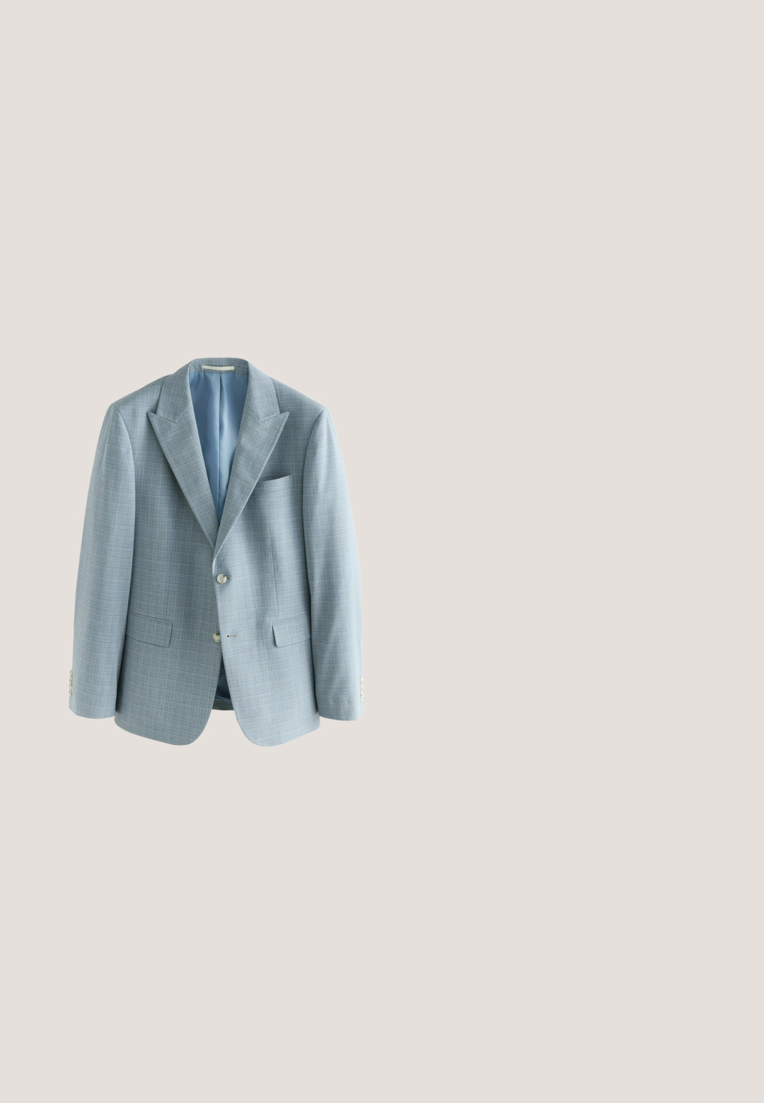 Blazer de hombre a rayas en azul claro con solapas de muesca, dos botones, bolsillos con solapa y un bolsillo en el pecho, exhibido sobre un fondo blanco.; Camisa de vestir para hombre de manga larga en azul claro con cuello clásico y botones blancos al frente.; Pantalones negros de tela suave, con un frente plisado, cinturilla elástica y piernas rectas con un fondo cónico.; Zapato de cuero negro tipo monk strap con punta afilada, detalle de hebilla simple, textura suave y tacón plano. Diseño minimalista con un branding sutil.; Bolso bandolera rectangular negro con bolsillo frontal con cremallera, herrajes plateados y correa ajustable de tela con patrón texturizado.; Cinturón de cuero negro con un acabado suave, que presenta una hebilla cuadrada de plata grabada con "Calvin Klein" y un forro interior marrón.