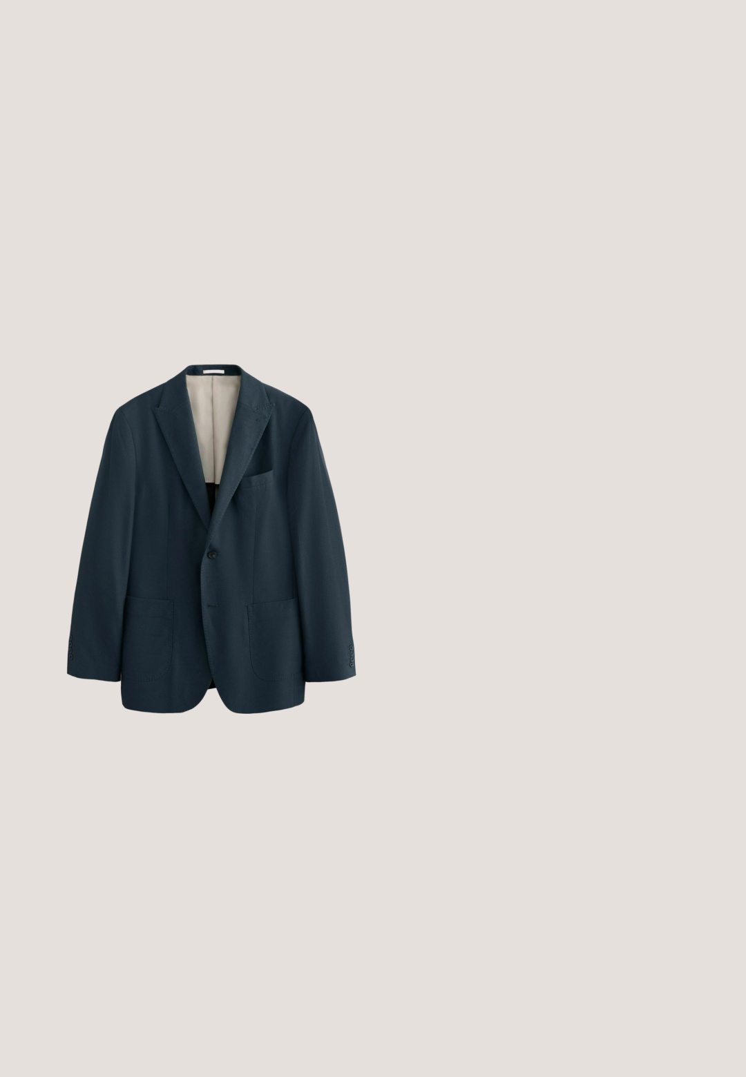 Mørk marineblå blazer med enkelt knap, hakket revers, to nederste påsyede lommer, brystlomme og indvendig beige for.; Hvid skjorte med lange ærmer, knapper foran, spids krave og knappede manchetter.; Grå sweatshirt-stof med en blød tekstur, der har en elastisk talje og subtile syninger. Nærbillede af materialet.; Brun læderloafer med en glat overflade, syet detalje på tåen og en lav stablet hæl. Minimalistisk design uden synlig branding.; Brun læder laptop taske med to top håndtag og en aftagelig skulderrem. Har en glat tekstur og lynlåslukning.; Brun læderbælte med en glat overflade, der har en sølvmetalspænde. Designet inkluderer kontrasterende syninger og en prong-stil lukning.