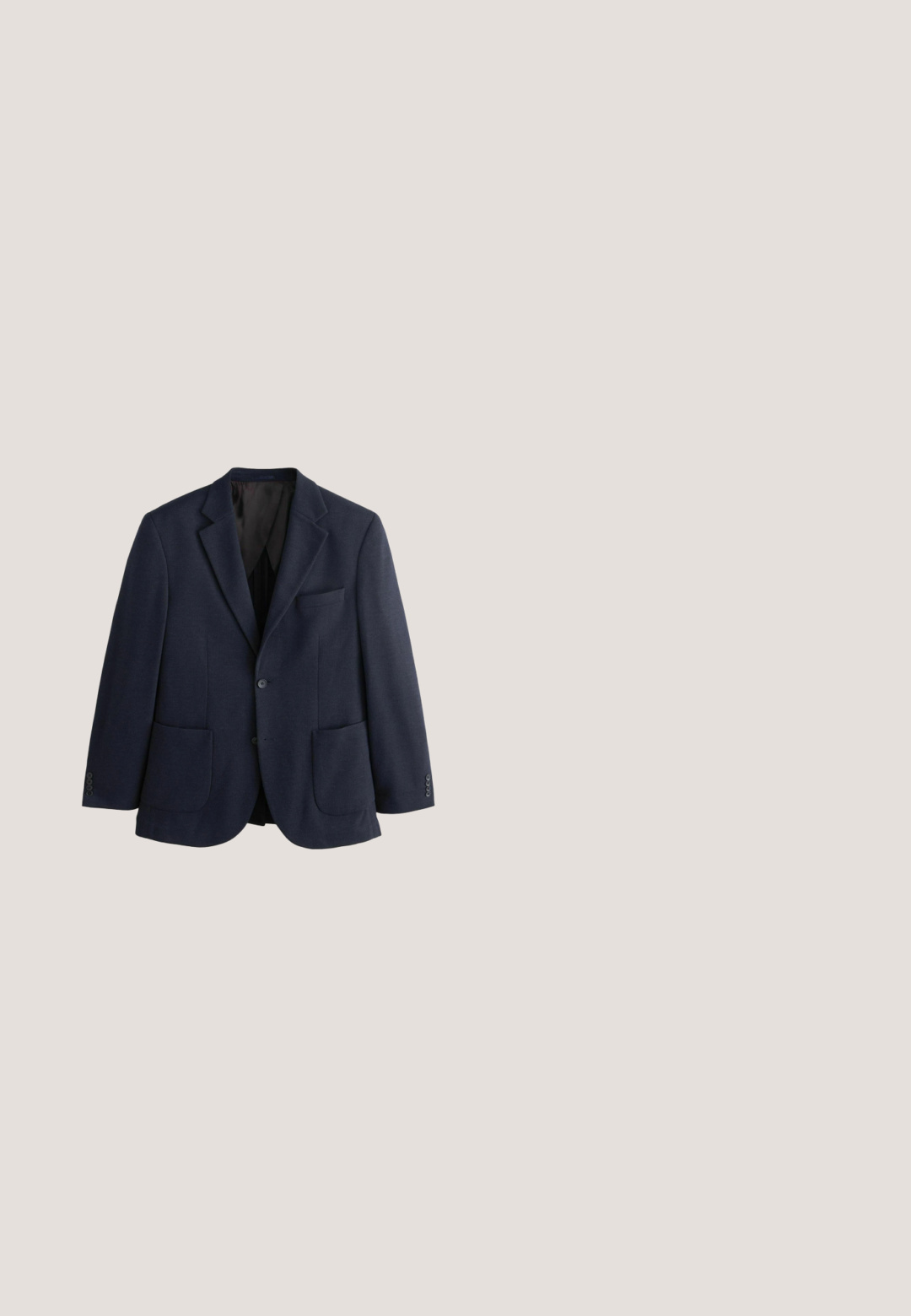 Blazer azul oscuro para hombre con solapas con muesca, dos bolsillos delanteros de parche, un bolsillo en el pecho y puños abotonados, presentado sobre fondo blanco.; Camisa de manga larga azul clara en un tejido suave, con cuello puntiagudo y botonera completa con botones blancos. Sin estampados ni acentos.; Pantalones de sastre en color navy, confeccionados con una tela suave, que presentan una parte delantera plana, pasadores para cinturón y un cierre de botón. Diseño de corte ajustado.; Zapato Oxford formal de hombre de cuero negro con cordones cerrados y tacón bajo, mostrado en perfil lateral sobre fondo blanco.; Corbata azul marino con rayas verticales blancas, hecha de tela suave, con un extremo puntiagudo y un pequeño logo bordado cerca de la punta.; Cinturón de cuero negro con una textura suave. Cuenta con una hebilla de metal y un lazo de sujeción, diseñado para la durabilidad y estabilidad.