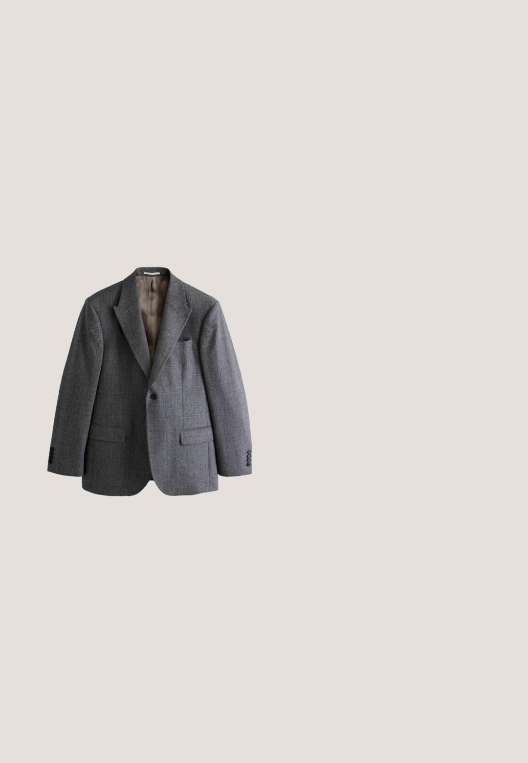 Enkeltbrystet grå blazer med hakkede revers, en sort knap, frontlommer med klap og matchende manchetknapper, vist mod en hvid baggrund.; Lysegrå strikket trøje med lange ærmer, rund hals og ribkant ved ærmer og bund, vist på en hvid baggrund.; Marinebukser med flad frontdesign, forlommer og sort knaplukning. Indersiden har en stribet stofaccent på taljen.; Sorte læderdress sko med en glat finish, rund tå, lav hæl og snørelukning. Har minimalistiske detaljer for et elegant udseende.; Sort lædermappe med to håndtag og en justerbar skulderrem, rektangulær form med sølvfarvet metalbeslag og lynlås.; Sort læderbælte med en sølvfarvet metalspænde, glat tekstur og et klassisk design med en pænt syet kant.