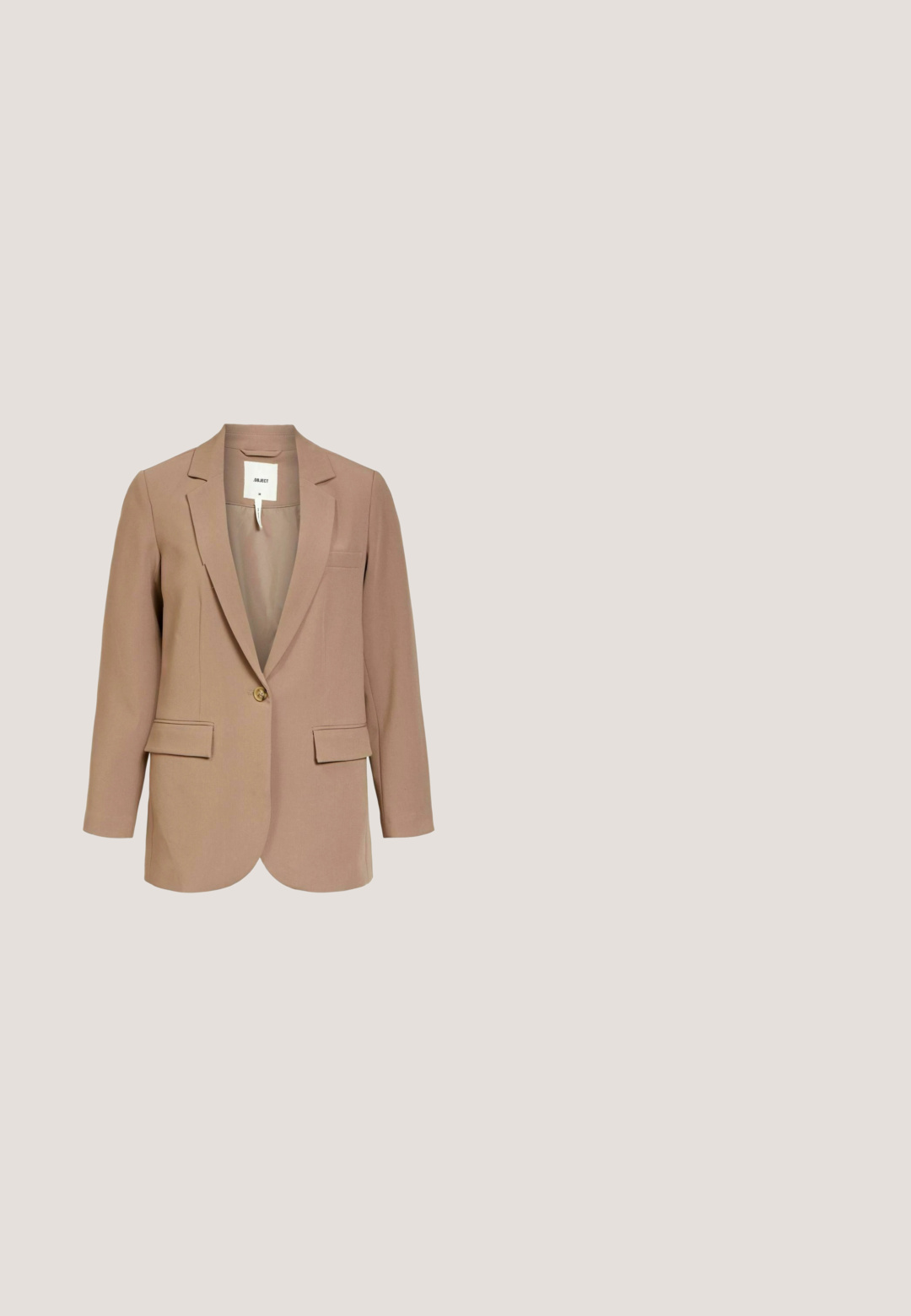 Blazer beige en tissu lisse, avec une fermeture à un bouton, deux poches avant et un col cranté.; Pull en laine beige à manches longues avec col rond et poignets et ourlet côtelés, présenté sur fond blanc.; Pantalon beige à jambes larges avec un motif à fines rayures, fermeture frontale à boutons et passants pour ceinture. Texture lisse avec une finition ajustée.; Mocassin en cuir marron avec une boucle dorée et un petit talon plat, vu de profil sur un fond clair uni.; Sac fourre-tout en cuir marron avec une finition texturée, doté de deux longues anses et d'un logo embossé à l'avant.; Ceinture en cuir marron avec une boucle en métal doré, présentant une texture lisse et trois accents métalliques près de la boucle pour un ajustement.