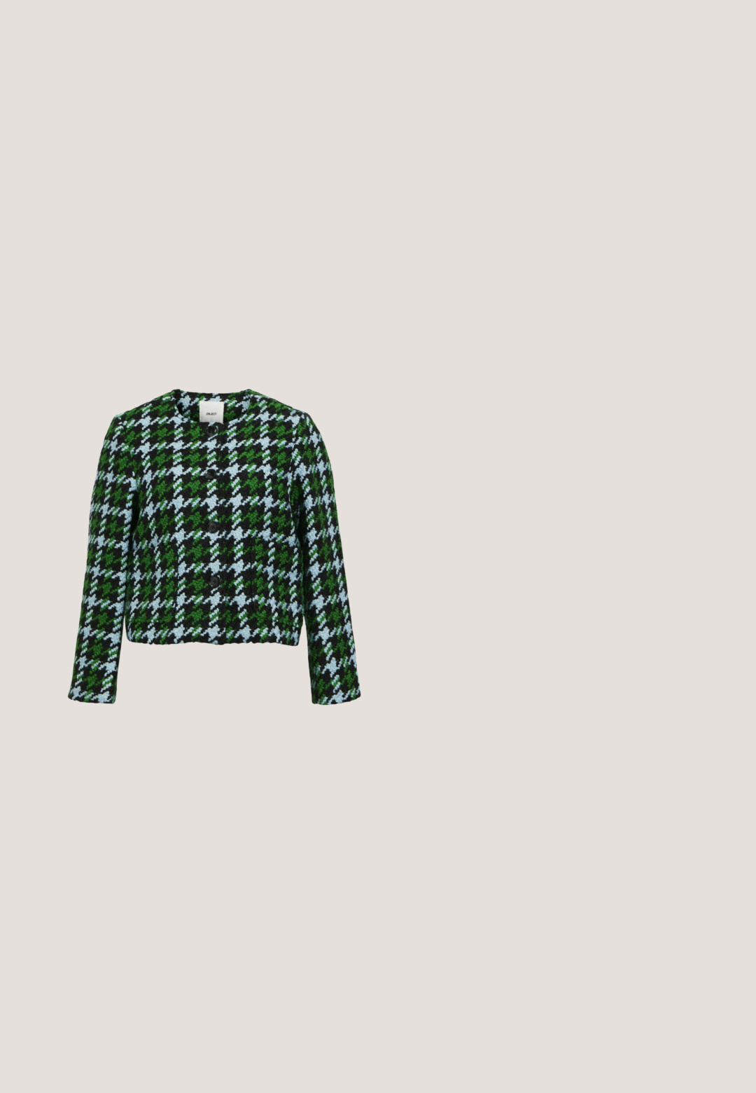 Chaqueta recortada con patrón de houndstooth en verde, negro y azul claro. Presenta un cuello redondo y cinco botones en la parte delantera. Tejido texturizado.; Top de punto a rayas verdes y blancas con escote en V, mangas cortas tipo globo y puños acanalados, hecho de un material suave y ligero.; Pantalones a rayas en verde y azul marino con un diseño de pierna recta y una cintura elástica. La tela tiene una textura suave y presenta un clásico patrón de cuadros.; Zapatilla deportiva de corte bajo con malla verde y ante, rayas laterales blancas, lengüeta rosa en el talón, cordones blancos y suela de goma marrón.; Bolso bandolera ovalado de cuero verde con herrajes dorados y correa ajustable sobre un fondo blanco.; Los pendientes en forma de aro de color dorado presentan un diseño floral verde colgante, acentuado con brillantes cristales verdes y un fondo de esmalte negro.