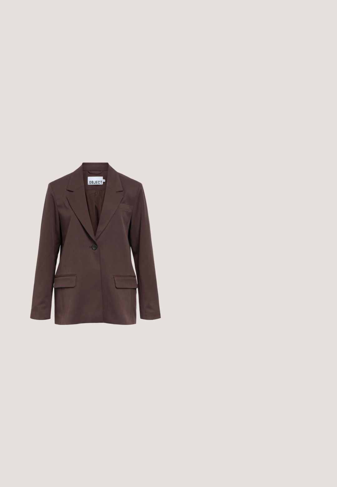 Blazer marron à un bouton, avec revers à cran et deux poches à rabat devant sur fond blanc.; Polo gris à manches longues fabriqué en matériau doux, avec un col, une patte de boutonnage demi-ouverte avec cinq boutons et des poignets côtelés.; Pantalons larges marron avec une texture lisse, présentant un pli à l'avant et une taille plate sans poches visibles ni éléments métalliques.; Mocassin en cuir brillant marron foncé avec semelle épaisse crantée et détail de bride penny, vu de côté sur un fond uni.; Sac à main en cuir brillant marron foncé avec un corps rectangulaire structuré et deux longues anses arrondies sur un fond clair uni.; Boucles d'oreilles anneaux argentés ornées de strass clairs, présentant une surface texturée et une forme circulaire lisse avec un fermoir sécurisé.