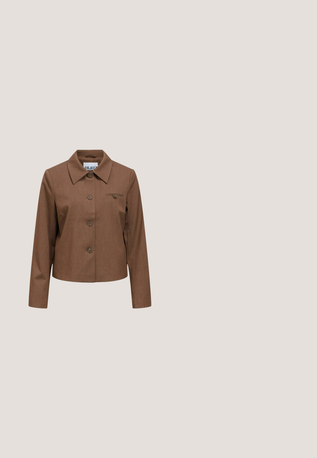 Bruine lange mouwen jas met knopen, kraag en een klein ritsvakje op de linkerborst.; Bruine gebreide cardigan met een V-hals, zeven knopen aan de voorkant en geribbelde manchetten. Zachte textuur; cropped ontwerp met een ontspannen pasvorm.; Crèmekleurige korte mouwen geribbelde crop top met ronde hals en JDY merklabel binnenin de kraag, weergegeven op witte achtergrond.; Beige wijde broek met elastische tailleband, riemlussen en een gladde voorkant zonder zichtbare zakken of knopen.; Bruine suède sneaker met veters aan de voorkant, twee donkerdere bruine strepen aan de zijkant en dikke getextureerde zool op een witte achtergrond.; Donkerbruine leren handtas met lange dubbele bandjes en een voorflapsluiting, afgebeeld tegen een witte achtergrond.