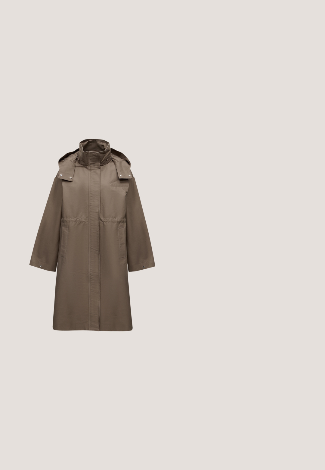 Long imperméable marron à capuche avec col haut, détails à boutons-pression et poches avant, présenté sur un fond clair uni.; Polo marron à manches longues avec quatre boutons, poignets côtelés et ourlet côtelé sur un fond blanc uni.; Pantalons larges en marron foncé, fabriqués en tissu doux avec une taille élastique et un ourlet propre, idéaux pour le confort et le style décontracté.; Baskets marron et crème en combinaison de daim et de satin, avec trois bandes diagonales et une semelle en gomme texturée.; Grand sac cabas en cuir marron foncé brillant avec deux bretelles d'épaule et une petite pochette zippée assortie avec une lanière pour le poignet.; Collier délicat en chaîne d'or avec un pendentif unique en forme de lettre majuscule "A" et une petite fermeture.