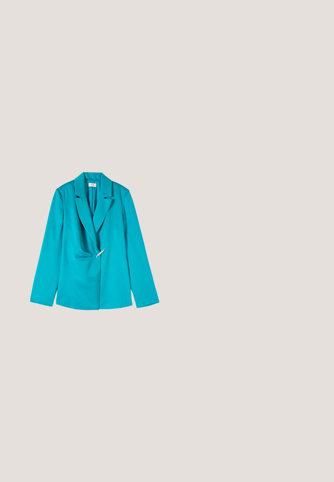 Blazer de manga larga turquesa con solapas anchas y cierre delantero decorativo con pin de cristales contra fondo blanco.; Blusa de satén azul con cuello tipo camisa, mangas largas, dos bolsillos en el pecho y cierre de botones en la parte delantera. Textura suave y brillante.; Camomilla Italia Pantalones - blue; Mocasin metálico azul con una textura suave, puntera redondeada y una suela gruesa de color crema. Cuenta con una banda cosida en la parte frontal.; Bolso de cuero verde azulado con textura acolchada, detalles en dorado y una correa de cadena desmontable. Presenta un cierre de logo prominente en la parte frontal.; Pendientes de aro verde menta con acentos dorados, uno adornado con rhinestones transparentes y detalles grabados, mostrando un diseño circular elegante.