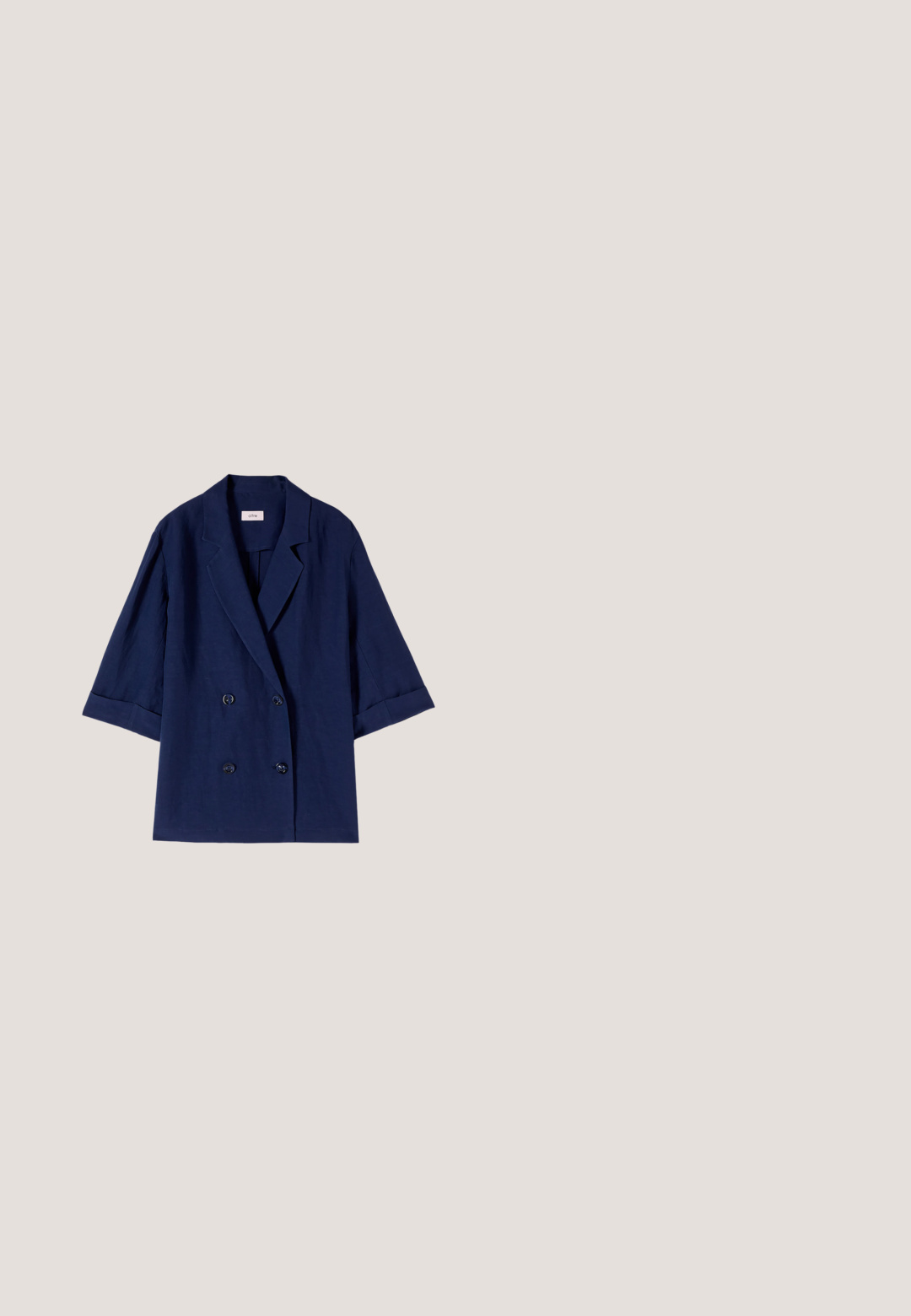 Marineblauwe dubbelrijige blazer met driekwart mouwen, notchrevers en vier knopen aan de voorkant, plat neergelegd op een witte achtergrond.; Lichtblauw T-shirt met korte mouwen en horizontale marineblauwe strepen, ronde halslijn en een klein label op de zoom. Zachte, geribbelde stoftextuur.; Witte wijde broekspijpen met zwarte horizontale strepen en een zwarte koordsluiting aan de elastische tailleband, plat weergegeven op een witte achtergrond.; Zwarte flip-flops met een gestructureerde band en platte zool. De band heeft een subtiele glans. Eenvoudig ontwerp, lichtgewicht en flexibele vorm.; Zwarte vierkante zonnebrillen met dikke monturen, donkere lenzen en een gouden "Chloé" logo aan de zijkant. Gladde textuur met een hoekig design.; Zwarte gehaakte schoudertas met verstelbare leren riem en zilveren gesp op een effen lichtgrijze achtergrond.