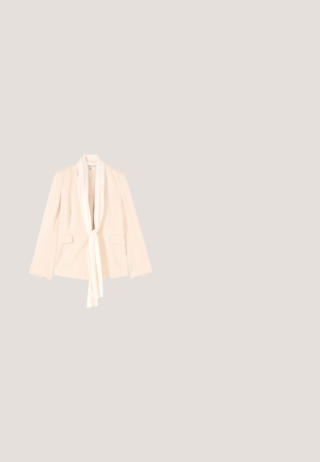 Blazer beige claro para mujer con mangas largas, dos bolsillos delanteros con solapa y una larga bufanda a juego unida al cuello.; Vestido largo de tela ligera, con un corsé fruncido, patrones de conchas azules y tirantes delgados. Rayas verticales azules acentúan el diseño.; Zapato de tacón alto blanco con punta afilada, textura de cuero suave y tacón de aguja esbelto. Diseño minimalista con acentos sutiles.; Gafas de sol estilo ojo de gato con montura metálica en oro rosa y lentes marrones degradados sobre fondo blanco.; Bolso beige acolchado para hombro con costuras en forma de espiga, correa de cadena dorada, cierre de cremallera y logo triangular de Guess en la parte delantera.; Juego de joyería en tono dorado que incluye dos pendientes de botón en forma de infinito y una pulsera a juego con pequeños acentos de pedrería y cadena ajustable.