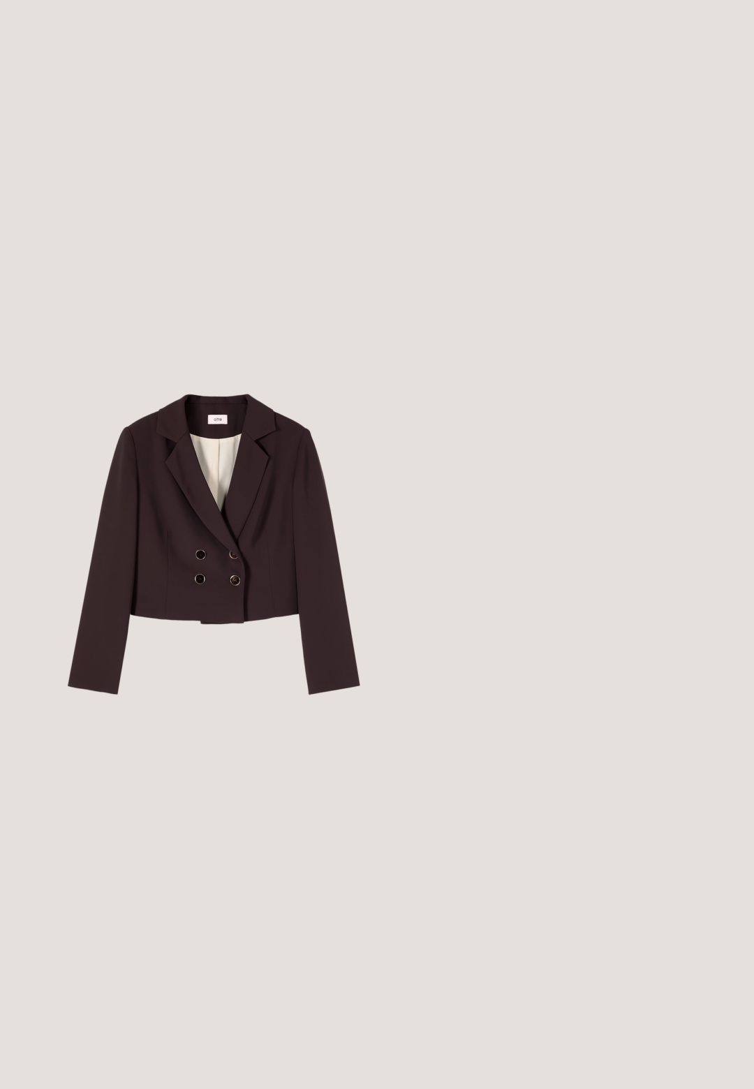 Donkerbruine cropped blazer met lange mouwen, brede revers en dubbele knoopsluiting, afgebeeld op een witte achtergrond.; Witte blouse met lange mouwen en V-hals, voorkant met stofbedekte knopen, bloemrijke borduursels en geplooide manchetten op een effen achtergrond.; Rood-wit geruite midi rok met een brede tailleband en geplooide stof voor een uitlopende silhouet.; Bordeaux lakleren Mary Jane-schoen met een ronde neus, verstelbare band en een forse blokhak van gemiddelde hoogte.; Bruine leren handtas met bovenhandvat, voorflapsluiting en gouden ovale logoplaat met de tekst "The Bridge."; Delicate gouden ketting met een enkele druppelvormige witte parelhanger en verstelbare sluiting.