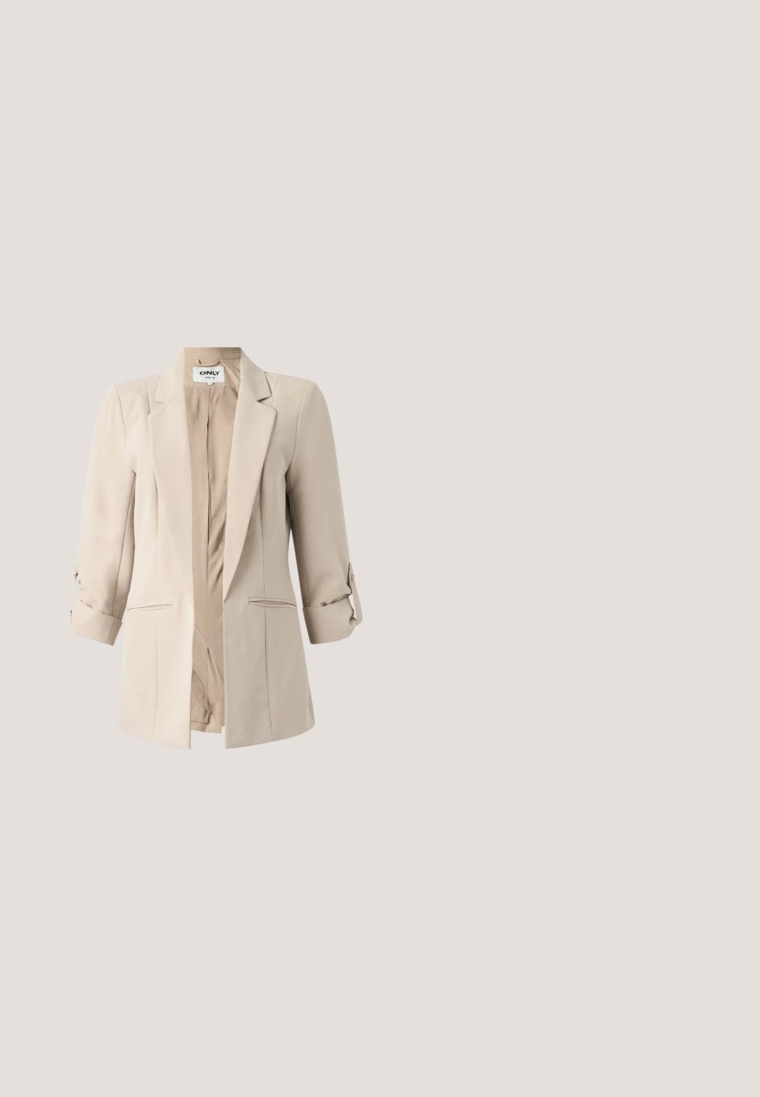 Béžový blazer s prispôsobeným strihom, s výstrihom do "V" a obratými rukávmi. Obsahuje dve predné vrecká a gombíkový zapínaný systém. Hladká textúra látky.; Biela bezrukávová blúzka z rypsového materiálu. Má rovný strih a široký okrúhly výstrih. Hladká textúra bez viditeľných vzorov alebo akcentov.; Svetlomodré džíny s rozšírenými nohavicami, vysokým pásom a minimálnym kovovým detailom. Obsahujú klasický dizajn s piatimi vreckami a jemné švy.; Čierna kožená sandála so zatvorenou špičkou, remienkom okolo členka, kovovou prackou a hrubou podrážkou, odpočívajúca na sivom chodníku pri obkladanej stene.; Malá čierna lesklá kabelka s dvoma dlhými rúčkami a bočnými šnúrkovými detailmi na jednoduchom svetlom pozadí.; Strieborné kruhové náušnice s hladkým, lesklým povrchom. Obľúbený tvar, vybavené bezpečným zapínaním. Jednoduchý a elegantný dizajn.