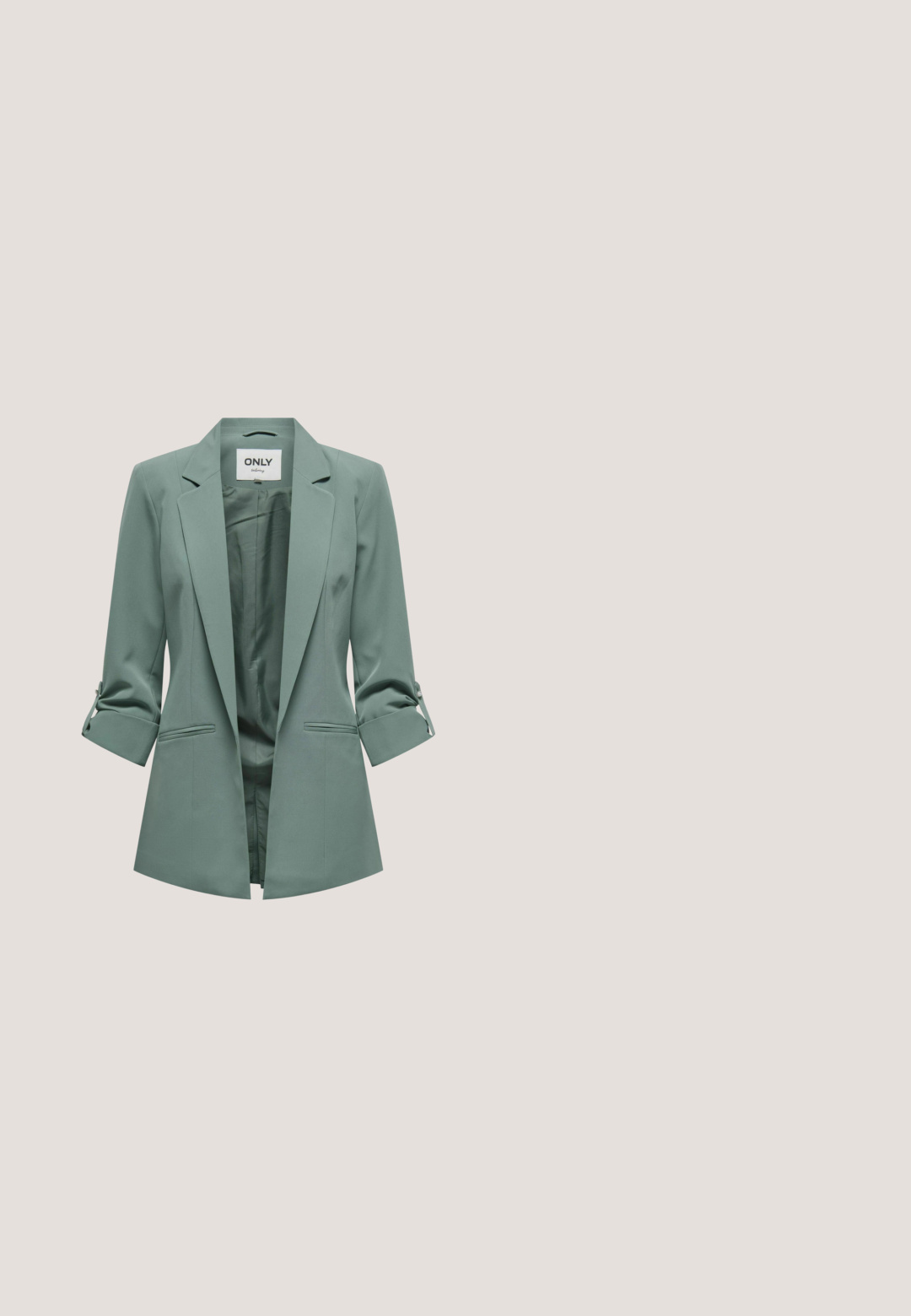 ONLY ONLKAYLE-ORLEEN 3/4 BLAZER TLR NOOS - Blazer - dark forest; Camiseta sin mangas verde claro hecha de tela suave y elástica. Presenta un escote cuadrado y tirantes anchos. Color sólido y sencillo, sin estampados.; Pantalones de pierna recta verde claro, con una textura suave y una cinturilla de altura media, que presentan costuras mínimas y sin bolsillos visibles.; Zapatilla deportiva verde con una combinación de texturas lisas y de ante, suela de goma y un logo circular en el lateral.; Bolso acolchado de color verde claro con dos asas para el hombro y el logotipo de "Valentino" en metal dorado en el centro delantero.; Collar de cadena dorada con un colgante rectangular de gema verde, adornado con pequeñas cuentas redondas a lo largo de la cadena. Cierre ajustable con etiqueta de logo.