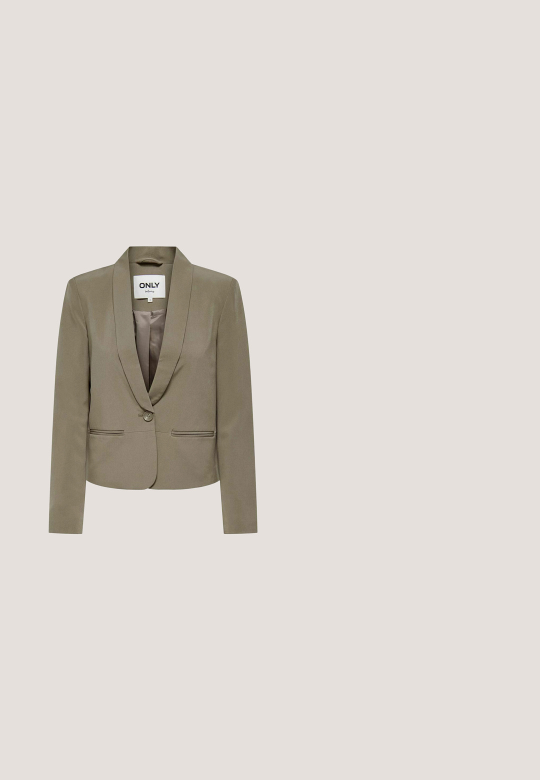 Olivengrøn cropped blazer med sjalskrave, enkeltknaplukning, to frontlommer og en glat stoffinish.; Oliven grøn kortærmet top med v-udskæring, lavet af et skinnende materiale. Har en afslappet pasform og et simpelt design. Etiketter synlige ved halsen.; Olivengrønne vidde bukser med elastisk talje og snøre foran, lavet af blødt og let stof.; Beige slingback sko med en sort spids tå, en firkantet høj hæl og to remdetaljer, fremstillet af et glat materiale.; Olivengrøn tekstureret håndtaske med top-håndtag, sølv hardware, aftagelig rem og et grøn-hvidternet tørklæde bundet til håndtaget.; Guldtonet kædehalskæde med seks uregelmæssige, hamret ovale og runde metalplader forbundet sammen og justerbar lås.