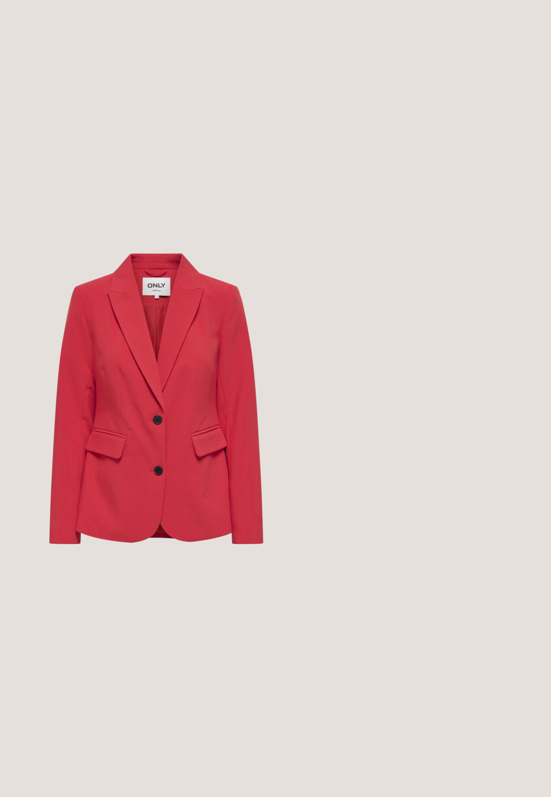Blazer rouge en tissu léger, avec une coupe à un seul bouton, deux poches avant, des boutons noirs et un col à revers cranté.; Blouse rouge à manches longues avec un col rond, détail de lien sur le devant, taille peplum froncée et tissu texturé.; Pantalons larges rouges à taille haute, présentant deux boutons noirs à la taille et un tissu lisse et léger.; Chaussure slingback plate rouge pointue avec trois brides à boucles argentées et talon noir bas sur fond blanc.; Sac à épaule en simili cuir rouge au design courbé, avec une bandoulière fine et une fermeture éclair. Texture lisse avec des détails de couture visibles.; Paire de boucles d'oreilles à pampilles rouge vif en fils torsadés, présentée sur un fond gris clair uni.