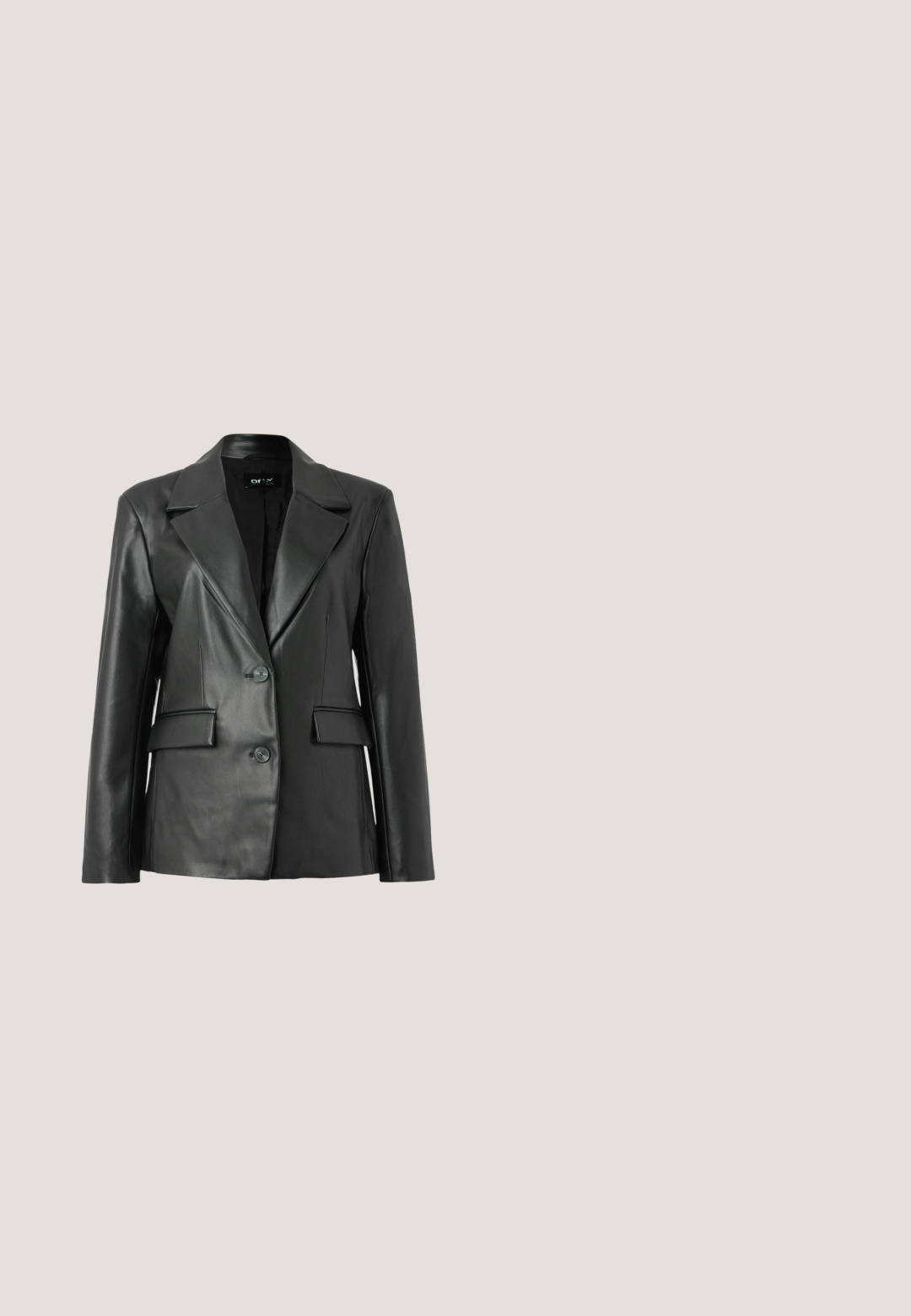 Blazer de cuero negro con un diseño estructurado, solapas con muesca, cierre frontal de dos botones y dos bolsillos frontales; textura lisa.; Top negro con tirantes delgados ajustables, diseño de volantes en capas en el escote y un cuerpo de textura suave. El lateral tiene un acento fluido y transparente.; Pantalones cargo negros hechos de tejido liviano. Cuentan con una cintura elástica, múltiples bolsillos y cremalleras en el dobladillo. Acabado texturizado.; Bota de combate negra de cuero con suela gruesa de estrías, cordones frontales, cremallera lateral y tirador sobre fondo claro liso.; Bolso bandolera triangular negro con correa ancha ajustable y un pequeño parche de logo beige en la esquina inferior.; Cinturón de cuero negro con tachuelas de plata que forman "POLO," y una hebilla plateada, mostrado sobre un fondo claro y liso.