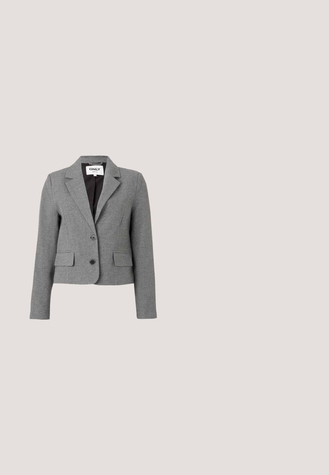 Blazer gris ajusté avec un motif à carreaux, design simple boutonnage, deux poches avant et un col cranté. Comprend deux boutons noirs.; Haut noir côtelé avec manches courtes bouffantes, encolure arrondie, tissu texturé et bord festonné aux ouvertures des manches.; Jean flare taille haute en denim gris foncé, avec poches frontales, fermeture à bouton et légère décoloration vers l'ourlet.; Chaussure à talon haut en cuir blanc à bride arrière avec des pois noirs et un petit nœud décoratif sur l’orteil pointu, sur fond uni.; Petit sac à main noir brillant avec deux longues anses et des détails à cordon sur les côtés sur un fond clair uni.; Boucles d'oreilles argentées en forme d'étoile, avec une surface lisse et brillante. Chaque boucle d'oreille possède cinq pointes et des détails subtils de texture de surface.
