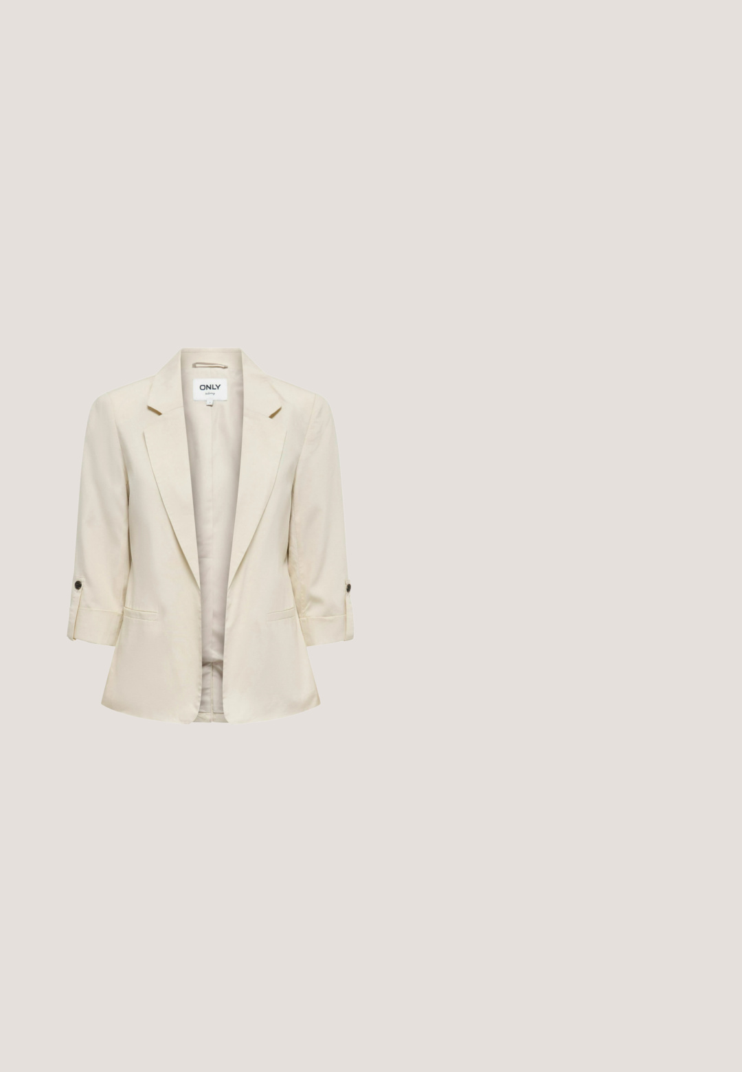 Blazer beige de mujer con mangas tres cuartos, cuello con solapas, dos bolsillos delanteros y detalles de botones en las mangas.; Camisa de manga larga beige claro hecha de tela texturizada, con cuello abotonado, botones en toda la parte delantera y un bolsillo en el pecho.; Pantalones anchos blancos fabricados con un tejido ligero, con una cintura elástica con cordón y dos bolsillos laterales.; Alpargata beige sin cordones con parte superior de tela tejida y suela trenzada de yute, vista de lado sobre un fondo blanco.; Bufanda de seda beige con un patrón abstracto repetido, bordeada con un color claro en contraste. El diseño es suave y con un ligero brillo.; Bolso tote de paja tejida color crema con patrón de tejido abierto y dos asas trenzadas que se extienden por encima del borde del bolso.
