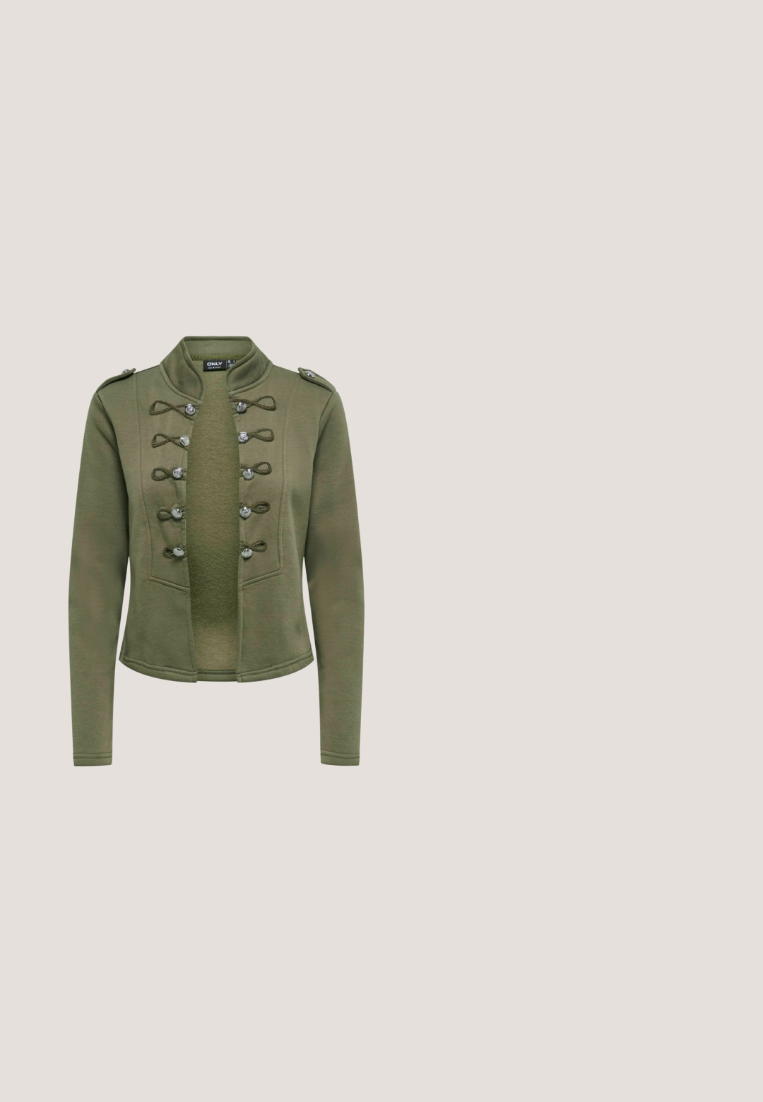 Veste de style militaire verte avec des boutons argentés décoratifs et des épaulettes, avec un col montant et des manches longues.; Haut vert à manches courtes en tissu texturé. Présente un col rond et une fermeture éclair discrète au dos, avec un ourlet légèrement arrondi.; Shorts plissés verts à taille haute, dotés de deux boutons noirs et d'un tissu lisse et texturé.; Baskets en toile vert clair avec semelles et lacets en caoutchouc blanc. Présentent un bout arrondi et une semelle texturée blanche. Accompagnées de chaussettes blanches.; Sac bandoulière en tissu vert clair avec sangle réglable et petit logo métallique à l'avant, présenté sur un fond blanc uni.; Six paires de boucles d'oreilles argentées et vertes, à clous et anneaux, disposées en deux colonnes verticales sur fond blanc.