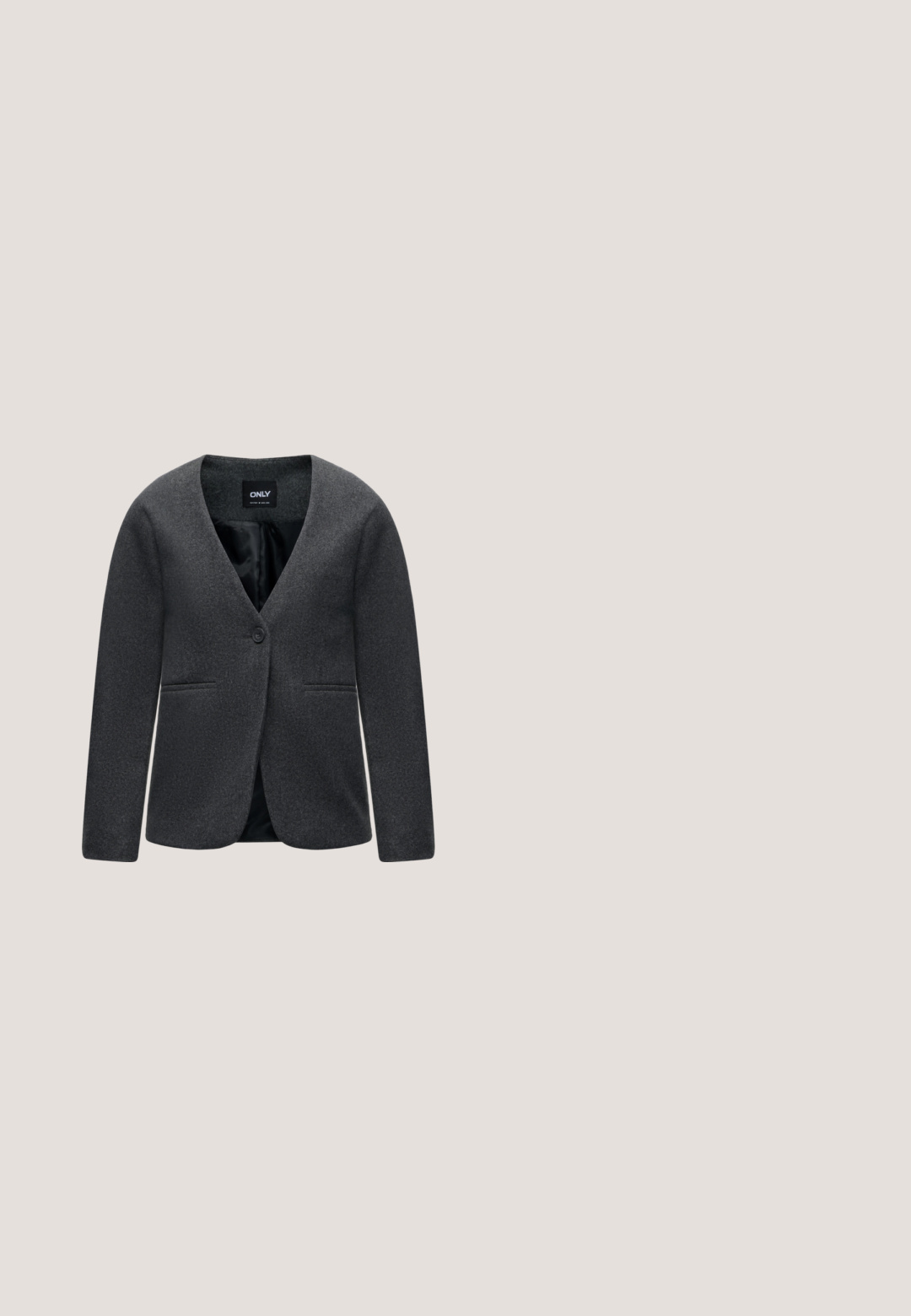 Donkergrijze damesblazer met lange mouwen, een enkele voorste knoop en twee voorzakken, met label "ONLY" binnen de kraag.; Zwarte korte mouwen gebreide trui met ronde hals, versierd met een enkele rij kleine witte bloemenversieringen.; Zwarte damesbroek met een hoge taille en wijde pijpen, voorzien van een verborgen sluiting aan de voorkant en riemlussen.; Zwarte leren hoge hak slingback schoen met spitse neus, crisscross bandontwerp en slanke stilettohak. Smooth textuur en minimale accenten.; Kleine zwarte glanzende handtas met twee lange hengsels en zijkant trekkoord details op een effen lichte achtergrond.; Zilveren oorknopjes in schelpvorm met textuuraccenten en gladde rondingen, voorzien van een doorzichtige achterkant voor een veilige bevestiging.
