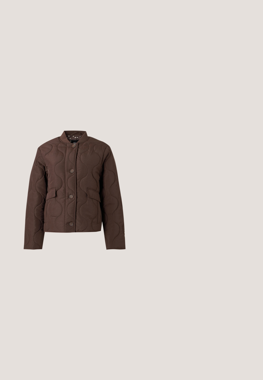 Chaqueta acolchada marrón con costuras onduladas, cierre de botones, bolsillos con solapa y cuello acanalado mostrada sobre fondo blanco.; Suéter gris claro de manga larga y escote en V. Presenta detalles con borde festoneado y una textura de punto suave. Diseño minimalista.; Vaqueros de mezclilla azul oscuro con cintura de altura media, estilo de cinco bolsillos y pierna acampanada, mostrados planos sobre un fondo blanco.; Botín negro con un acabado brillante, tacón cuadrado y dos hebillas decorativas. El diseño presenta una textura suave y una punta estilizada.; Pequeño bolso de mano de cuero marrón con asa superior, correa de hombro desmontable y solapa frontal acentuada por un detalle de tira de cuero horizontal.; Pendientes de aro en tono dorado con un acabado liso y brillante. Forma redondeada y alargada que añade elegancia moderna. Dimensiones no especificadas.
