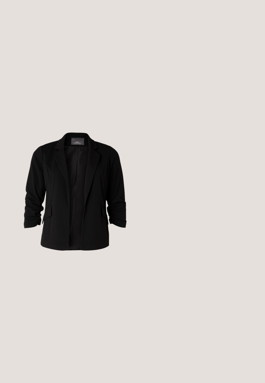 Blazer negro con un diseño ajustado, solapas de pico y mangas arremangadas. Confeccionado en una tela suave con bolsillos laterales.; Top azul de cuello en V de manga larga con un patrón de manchas de leopardo en negro. Textura suave, corte regular y un dobladillo estándar.; Jeans pitillo de mezclilla azul con cintura alta, diseño de cinco bolsillos y dobladillo sin rematar. El material parece liso con un ligero desgaste en los muslos.; Zapato de tacón negro de ante con puntera afilada y un tacón delgado de 5 cm. Presenta una textura suave y un diseño minimalista.; Bolso de mano de cuero negro con forma redondeada, decorado con detalles de tachuelas plateadas y un asa corta. Textura lisa y cierre con cremallera.; Pendientes de aro de plata con pequeños colgantes en forma de corazón en cadenas cortas sobre un fondo liso y claro.