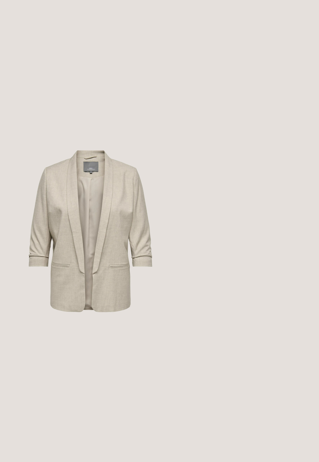 Beige blazer met een sjawlkragen, driekwartmouwen en twee voortassen. Heeft een gladde, gestructureerde stof. Interne voering zichtbaar.; Beige mouwloze top in een geribbelde textuur met verspreide rhinestones op de borst. Glad materiaal met een ronde halslijn.; Beige katoenen shorts met een knoopsluiting, twee zijzakken en een rechte pasvorm. Heeft een gladde textuur en een eenvoudig ontwerp.; Witte sneaker met beige suède accenten, metallic gouden "90" aan de zijkant, gouden hielkap, bruine zool en "Steve Madden" merknaam op de rand van de zool.; Crèmekleurige leren schoudertas met een enkele riem, zilverkleurige hardware, ritssluiting, decoratieve kwastjes en een "V°73" logo-label aan de voorkant.; Beige mesh haarband met een gestructureerd oppervlak met diamantpatroon; flexibel ontwerp; voorzien van een zwart label met merknaam.