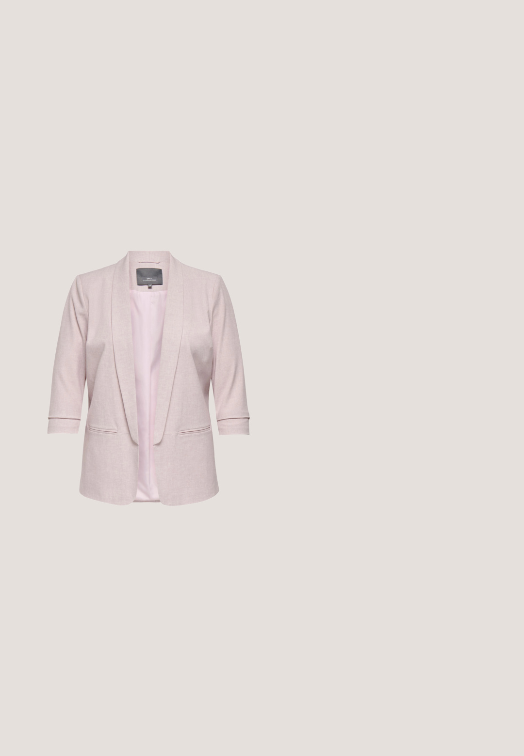 Lichtroze blazer gemaakt van textuurstof, met een shawlkraag, een open voorkant en twee voorzakken. Mouwen van driekwart lengte.; Roze mouwloos topje met een V-hals, voorzien van een wit bladpatroon en een losse pasvorm. Gemaakt van lichtgewicht stof met een gladde textuur.; Lange, bloemenrok met een lichte roomkleurige achtergrond en roze en groene bloemenpatronen. Elastische tailleband, vloeiende stof en een gelaagd ontwerp.; Licht beige sandalen hebben meerdere dunne bandjes, een verstelbaar enkelbandje en een platte zool met een houtachtige afwerking.; Roze canvas tas met twee handvatten en een aangehechte roze stoffen scrunchie in de vorm van een blad, op een witte achtergrond.; Goudkleurige hoepeloorbellen met een gladde, gepolijste afwerking. Cirkelvorm met een opening, die een modern ontwerp benadrukt.