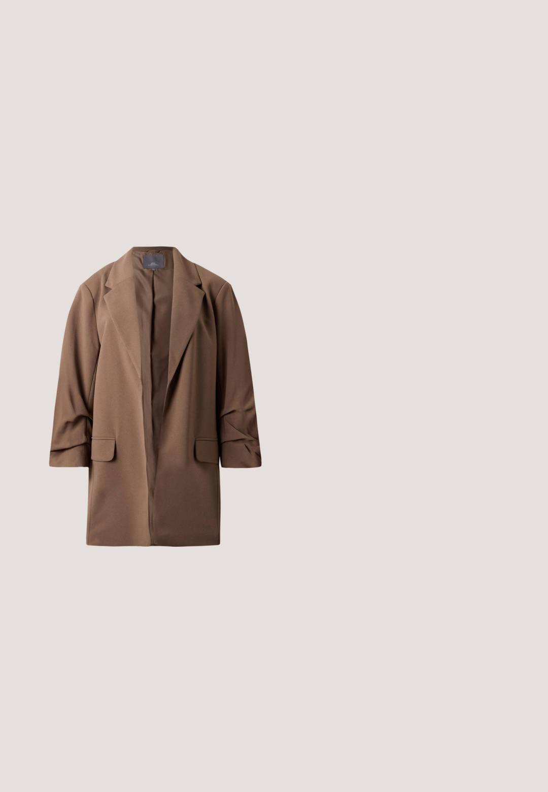 Bruine lange blazer met reverskraag en voorflapzakken, plat weergegeven tegen een witte achtergrond.; Donkerbruine off-shoulder jumpsuit met aansluitend lijfje, wijde broekspijpen en korte pofmouwtjes, rits aan de voorkant.; Slingback hoge hakken met luipaardprint, een spitse neus, zwarte glanzende hak en verstelbare enkelband. Zacht materiaal met een gestructureerde afwerking.; Vierkante zonnebril met schildpadmotief, donkere gradientlenzen en slanke pootjes met een klein gouden logo-plaatje.; Donkerbruine satijnen clutch met centrale gouden sluiting en gouden kettingriem op een witte achtergrond.; Goudkleurige ketting met afwisselend ovale en rechthoekige barnsteenkleurige edelstenen en een karabijnsluiting op een lichte achtergrond.