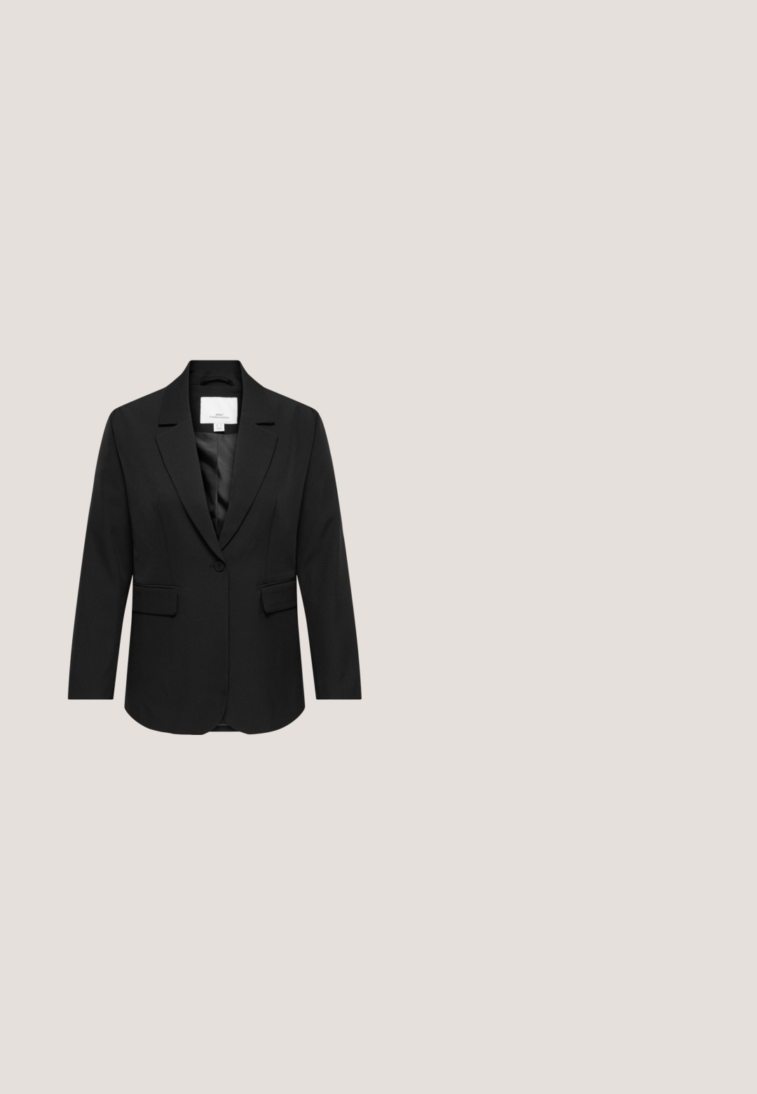 Blazer noir à un bouton, avec revers crantés, poches à rabat et doublure intérieure lisse.; Haut noir sans manches avec manches courtes en dentelle, col montant avec fermeture à bouton, et détail à découpe en forme de goutte à l'avant.; Pantalons gris ajustés avec une texture tissée lisse, ourlets à enfiler, poches avant et fermeture à bouton à la taille.; Escarpins noirs à talon ouvert avec un bout pointu, motif en relief de serpent, et un talon fin. Accent de boucle sur la bride.; Sac à main rectangulaire noir avec motif texturé, fermoir doré et détail chaîne, et une fine bandoulière réglable.; Collier délicat à double chaîne en or avec de petites perles blanches espacées régulièrement sur un fond clair uni.