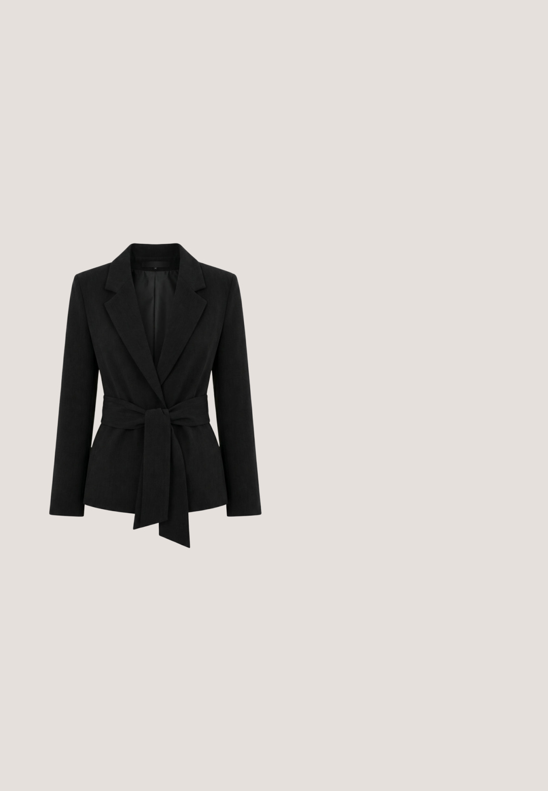 Zwarte, op maat gemaakte blazer met brede revers en een lange stoffen riem gestrikt in de taille, met mouwen van volle lengte en een glad gevoerde binnenkant.; Zwarte dames tanktop zonder mouwen met dunne bandjes, V-hals en subtiel gestructureerd gebreid patroon.; Zwarte wijde broek met een gladde stof, hoge tailleband en een vlakke voorkant zonder zakken of versieringen.; Zwarte slingback hak schoen, gemaakt van zacht materiaal, met een puntige neusontwerp, slanke stilettohak, en heeft een kleine gespaccent op de band.; Seidenfelt Handtas - black; Gouden open ring met twee grote gladde zwarte ovale stenen aan elk uiteinde, gepolijst en reflecterend tegen een witte achtergrond.