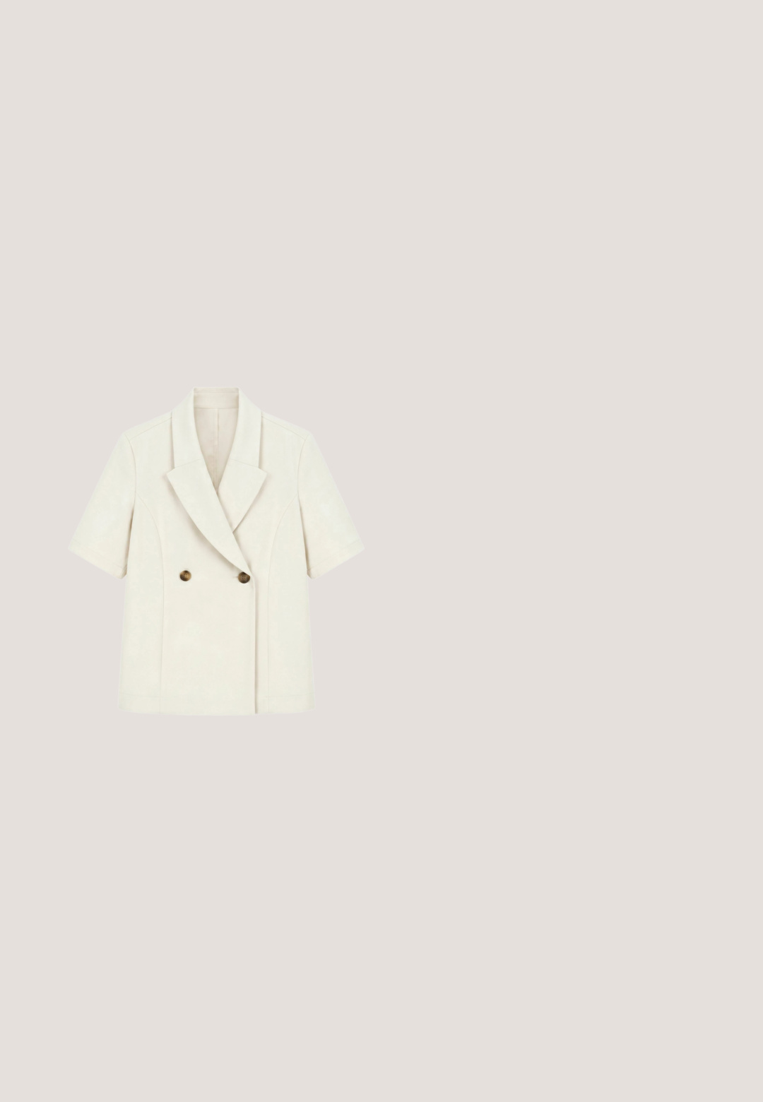 Cremefarvet blazer med korte ærmer, brede revers og to brune knapper foran, skræddersyet til en figursyet silhuet.; Rosa T-shirt med korte ærmer og blondeaccents på ærmerne, rund hals og blød bomuldsblanding. Afslappet pasform og glat tekstur.; Lyserøde vidde bukser med høj talje, forreste plissering, bæltestropper og en enkelt brun knaplukning.; Mørkeblå ruskinds ballet flade med rund tå og knyttet detalje på tåen. Lav, fleksibel sål for komfort. Simpel og strømlinet design.; Hvid mønstret Guess håndtaske med dobbelte skulderstropper og gylden logocharme foran mod hvid baggrund.; Guldfarvet metalarmbånd, der har et snoet design med tre overlappende cirkulære former, glat tekstur og skinnende finish.
