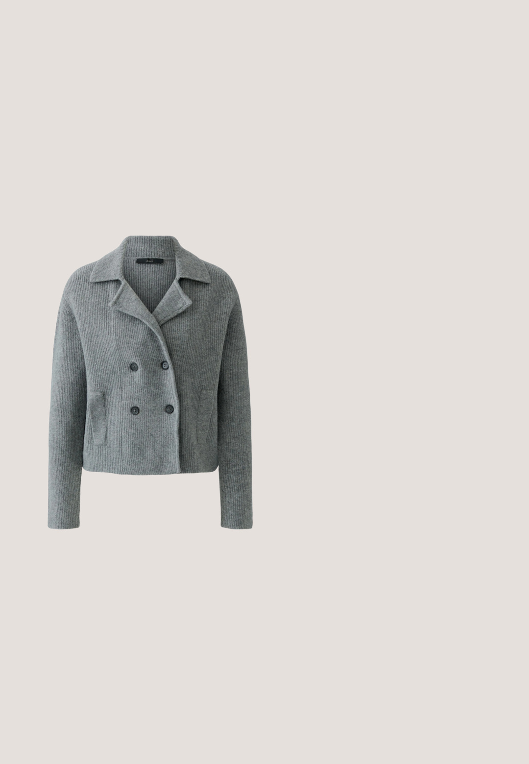 Grijze geribbelde gebreide dubbelgeknoopte jas met brede kraag, lange mouwen, twee voorzakken en vier zwarte knopen.; Grijze langwerpige shirt met lange mouwen, gemaakt van een gestructureerde katoenen mix, met een ronde halslijn en een aangesloten pasvorm. Geen zichtbare patronen of versieringen.; Grijze wijde broek gemaakt van zachte, gestructureerde stof met een hoge taille en minimale naden. Heeft een rechte snit van de heup naar beneden.; Grijze suède enkellaars met faux fur voering, zijgesp neer en gevormde rubberen zool met zigzag-tractiepatroon.; Grijze suède handtas met korte en lange banden, voorzien van een decoratieve riem met een kleine rechthoekige metalen gesp aan de voorkant.; Zilveren ketting met een dunne schakel en een gepolijst hartvormig hangertje, met een glad oppervlak en een reflecterende afwerking.