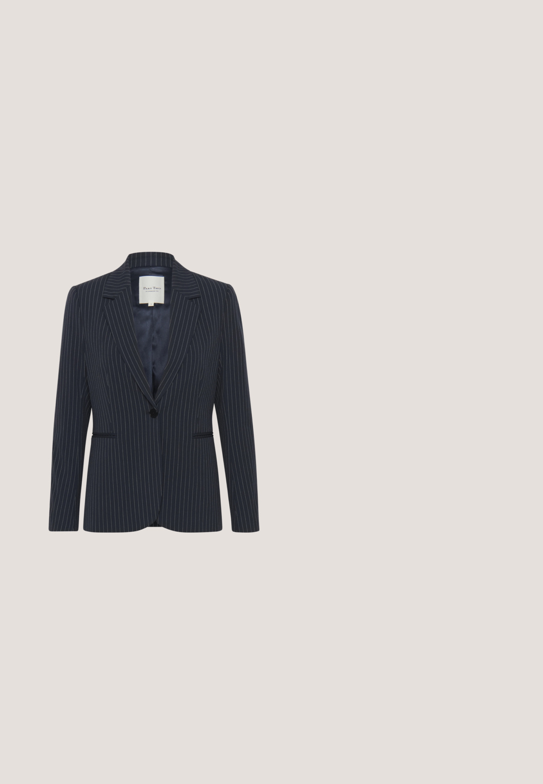 Blazer bleu marine à rayures avec fermeture à un bouton, revers crantés, poches avant et doublure intérieure lisse. Présente une coupe ajustée.; Polo en maille bleu marine à manches courtes avec un col pointu et trois boutons noirs sur la patte.; Pantalons bleu marine avec des rayures verticales blanches, design à jambes larges, tissu lisse, passants de ceinture et pli sur le devant pour un look ajusté.; Baskets avec une tige en cuir blanc, des détails en daim beige, un design perforé et une semelle en caoutchouc marron. Elles disposent de lacets blancs et d'un talon texturé.; Hexagona POP - Sac à main - marine; Boucles d'oreilles créoles en argent avec un design torsadé. Texture lisse, forme arrondie et finition polie. Comprennent une fermeture à épingle pour un port sécurisé.