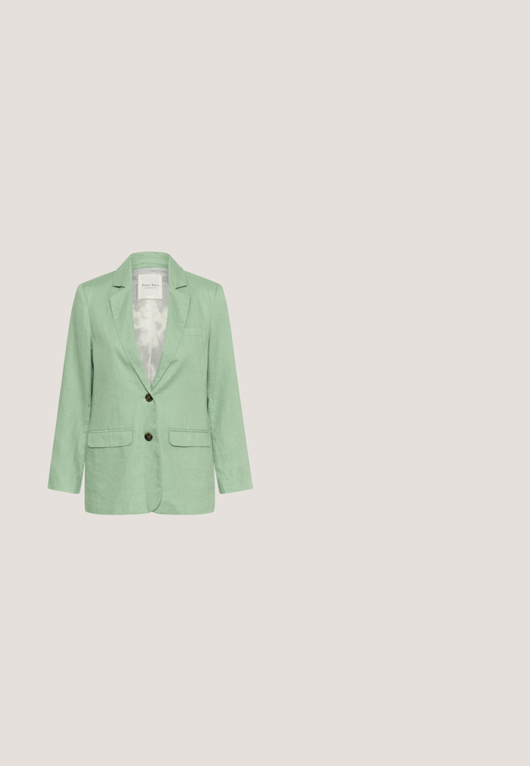 Blazer de lino verde claro con cuello chal, dos bolsillos frontales y dos botones marrones. Cuenta con un forro interior suave.; Camiseta a rayas verdes y blancas, de manga corta, con cuello redondo, hecha de un suave tejido de algodón, con rayas horizontales uniformes y un corte relajado.; Pantalones de pierna ancha de color gris claro, confeccionados en una tela suave, con cierre de botón frontal y dos bolsillos laterales.; Zapatilla de ante verde claro con puntera redondeada, cierre de cordones y suela de goma con textura color goma. Cuenta con líneas limpias y detalles mínimos.; Bolso de hombro rectangular gris claro con asas acolchadas y pequeño texto "KAPTEN & SON" en el frente.; Collar de cuentas con cuentas de color azul claro, verde y dorado, con un cierre dorado. El diseño es simétrico y está uniformemente espaciado.