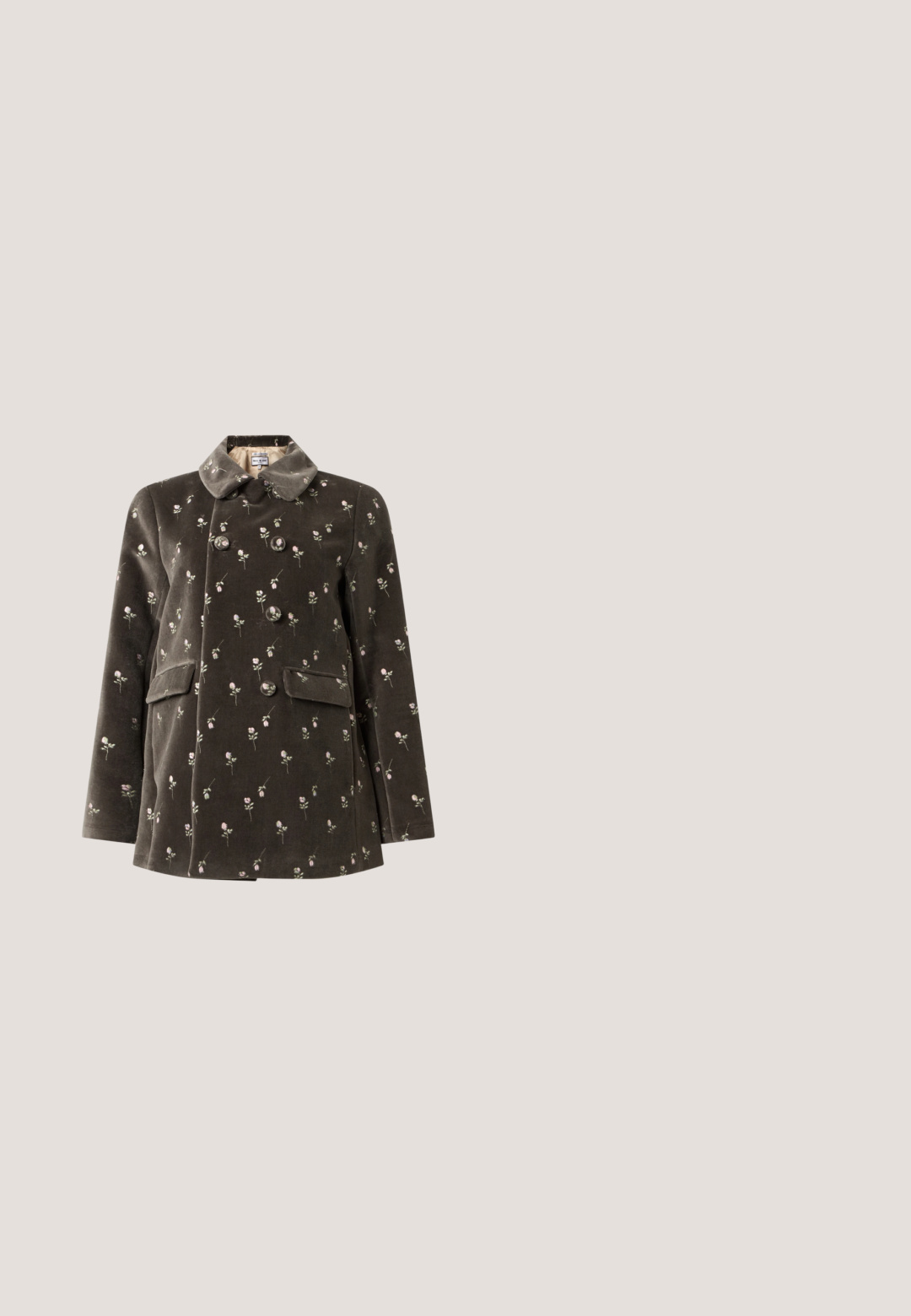 Veste en velours vert olive foncé à double boutonnage avec petits motifs floraux rose et blanc et deux poches avant à rabat.; Haut crème en maille côtelée à manches courtes avec col en V et fermetures à crochets dorés sur un détail froncé à l'avant.; Jupe midi plissée avec ceinture noire, fond beige et grand imprimé floral abstrait dans des tons bleus et bruns.; Escarpin à talon haut marron à motifs avec un bout rond noir et un talon carré, présentant une texture lisse semblable à du cuir.; Petit sac à main en cuir jaune pâle avec devant froncé, ferrures dorées et bandoulière réglable sur fond blanc.; Collier cordon noir réglable avec petites perles jaunes et blanches et sept breloques fleurs dorées espacées uniformément.