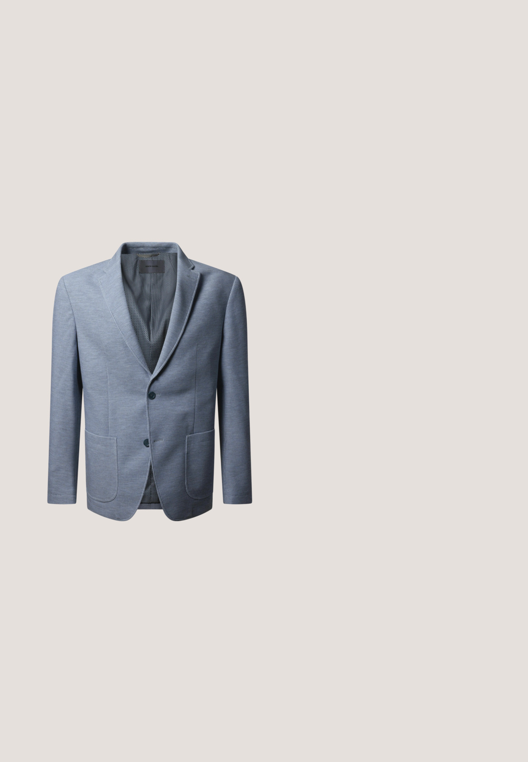 Hellblauer Blazer aus strukturiertem Stoff, einreihig mit zwei Knöpfen, Revers mit Kerbe, zwei Fronttaschen und Netzfutter.; Hellblaues Langarmhemd mit Streifenmuster, Button-Down-Kragen und kontrastierenden dunkelblauen Knöpfen. Glatte Stoffstruktur, taillierte Passform.; Marineblau maßgeschneiderte Hose aus glattem Stoff, mit Knopfverschluss, Fronttaschen und umgekrempelten Säumen. Slim-Fit-Design mit klaren Linien.; Schwarze Wildleder-Slipper mit einer strukturierten Oberfläche, versehen mit einer dekorativen Quaste, einem Lederbesatz und einer kontrastierenden hellen Sohle.; Schwarze Laptoptasche aus glattem synthetischem Material mit strukturiertem Vorderpanel, doppelten Griffen, verstellbarem Schultergurt und Logo-Akzent an der unteren Vorderseite.; Schwarzer gewebter Ledergürtel mit einer silbernen rechteckigen Schnalle und einem glatten Lederakzent in der Nähe der Schnalle für zusätzliche Details.
