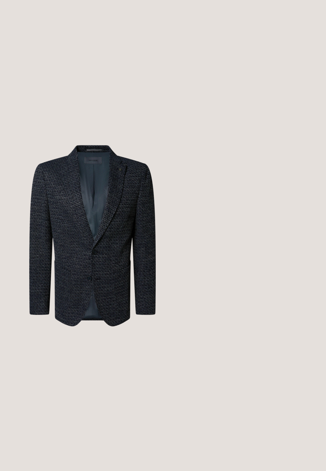 Donkerblauwe en zwarte pied-de-poulle motief herensblazer met inkeping revers en twee zwarte knopen aan de voorkant.; Marineblauw overhemd met lange mouwen, knopen en een knoopkraag, met klein rood, wit en blauw logo op de linkerborst.; Marineblauwe chino's gemaakt van een zachte, duurzame stof. Voorzien van een knoopsluiting, riemlussen en een recht gesneden ontwerp. Geen zichtbare patronen.; Marineblauwe suède veterschoenen met een afgeronde neus, bruine leren zool en decoratieve stikseldetails. Heeft een merkaccent op de hiel.; Zwarte leren schoudertas met een gestructureerd oppervlak, voorzien van een gestreepte accent en logo aan de onderkant. Verstelbare nylon schouderband.; Donkerblauwe leren riem opgerold met een zwarte rechthoekige gesp en een klein rood, wit en blauw vlagdetail aan de zijkant.