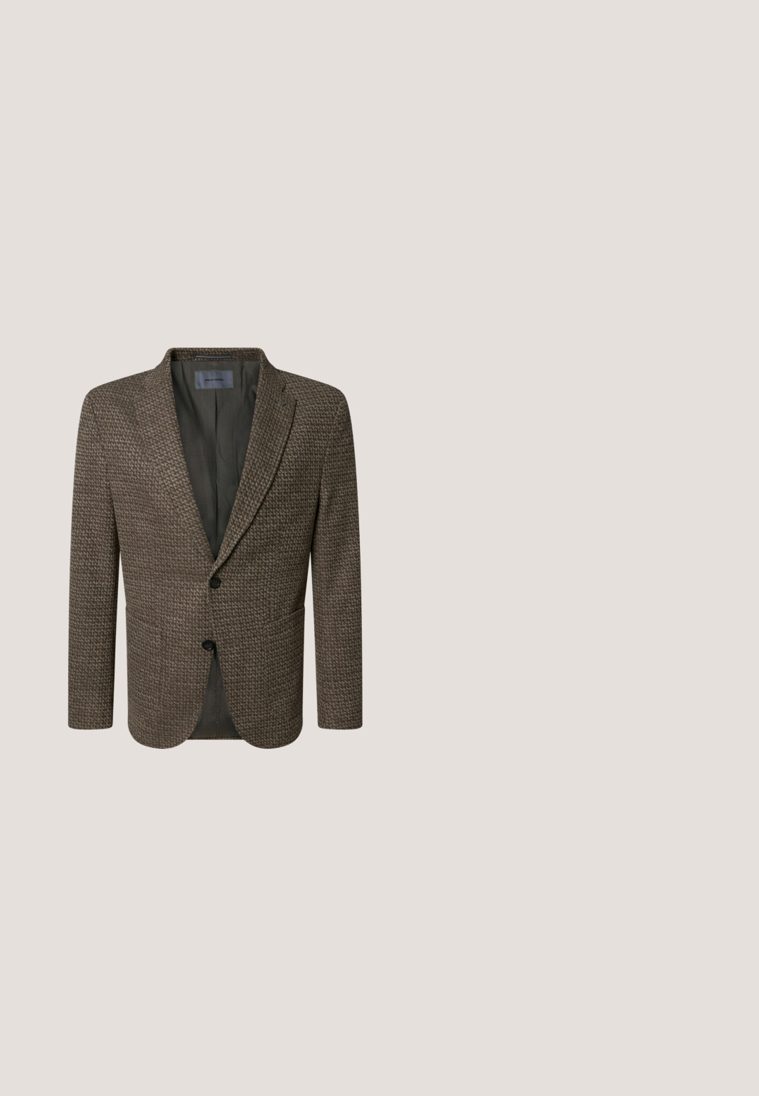 Blazer marron à motif pied-de-poule pour homme avec deux boutons noirs, revers crantés et deux poches avant, déboutonné pour montrer la doublure intérieure sombre.; Chemise beige à manches longues avec col pointu et sept boutons sur le devant, présentée sur un fond blanc.; Benvenuto IAGO - Pantalon de costume - braun; Mocassins en cuir marron avec un détail tressé et une accent en or. Talon plat en bois avec grip en caoutchouc noir. Texture lisse, design classique.; Cravate bleue avec motif répétitif de formes florales ornées beige et marron uniformément espacées sur le tissu.; Ceinture en daim marron avec une boucle en métal argenté. Présente une texture lisse et des coutures propres le long des bords. Design classique effilé.